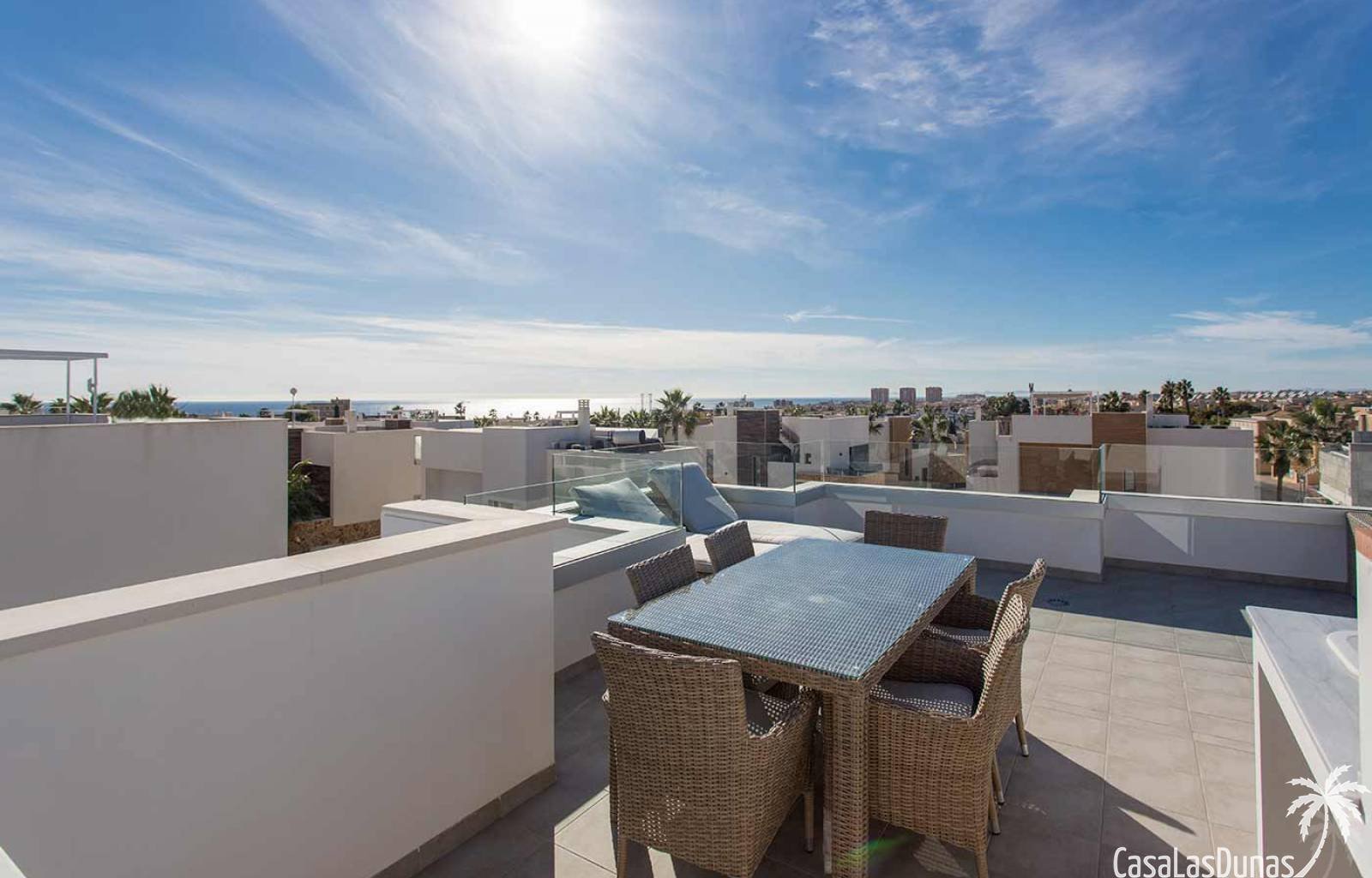  Diese wunderschönen neuen Villen liegen nur 500 Meter vom Strand entfernt. Bei diesem Projekt werden 3 Villen auf 289 m² Grundstück gebaut. Die drei 