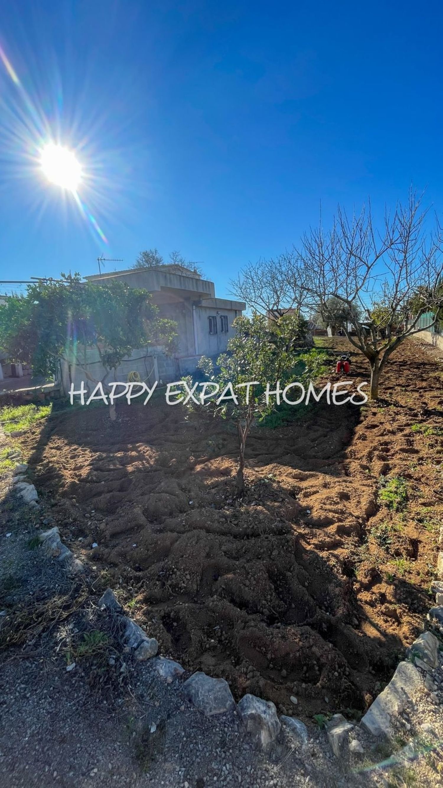 Schönes Grundstück von 756m2 mit herrlichem Blick auf die Berge, völlig flach, das durch seine Ausrichtung den ganzen Tag Sonne und Licht hat. 

Ein