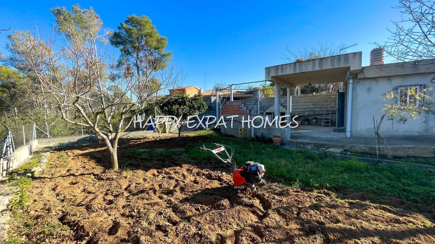 Schönes Grundstück von 756m2 mit herrlichem Blick auf die Berge, völlig flach, das durch seine Ausrichtung den ganzen Tag Sonne und Licht hat. 

Ein