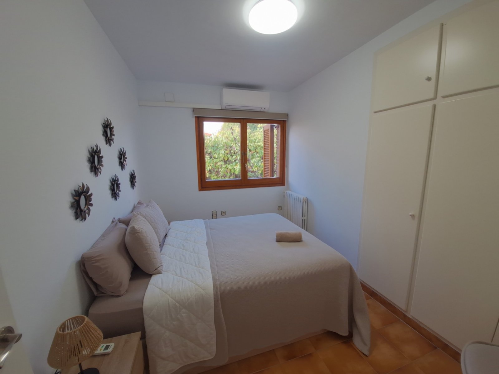 Klassische Villa mit vier Schlafzimmern, fünf Minuten vom Strand entfernt. Der Salon, die Küche, das Bett und die Badezimmer befinden sich alle auf de