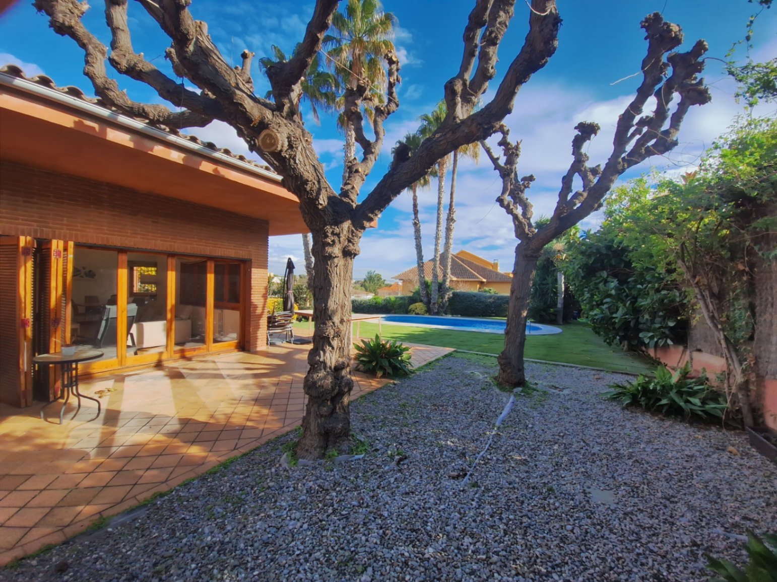 Klassische Villa mit vier Schlafzimmern, fünf Minuten vom Strand entfernt. Der Salon, die Küche, das Bett und die Badezimmer befinden sich alle auf de