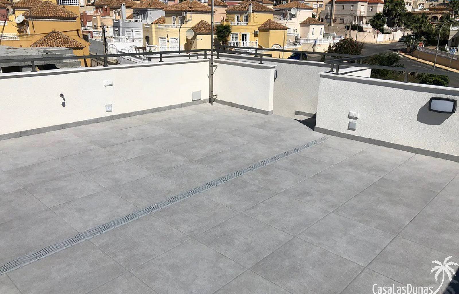  Freistehende Luxusvilla im modernen und minimalistischen Stil in einer Residenz in San Miguel de Salinas mit privaten Parkplätzen. Hochwertige Aussta