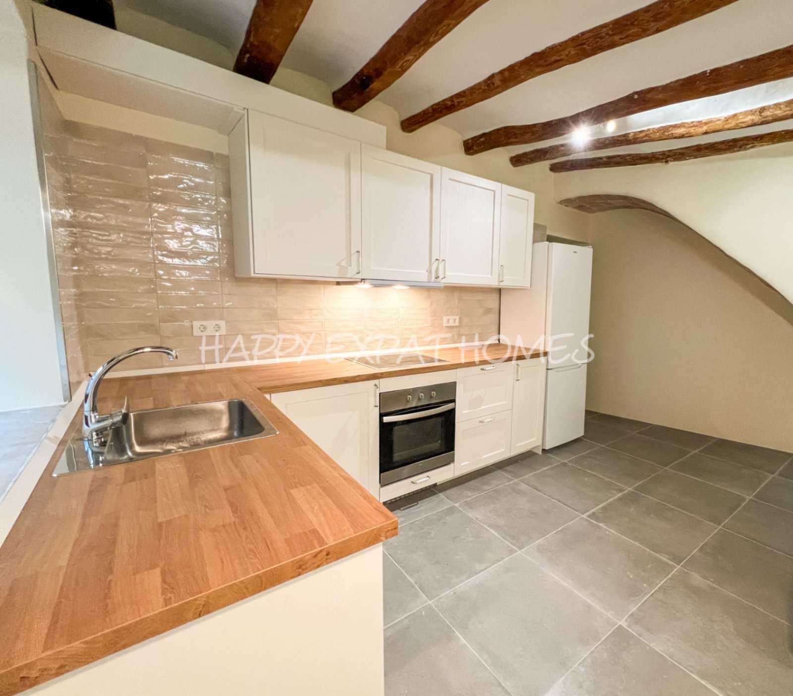 Schreiten Sie in die Geschichte und stellen Sie sich die Möglichkeiten vor.
Dieses einzigartige Haus aus dem 18. Jahrhundert befindet sich im malerisc