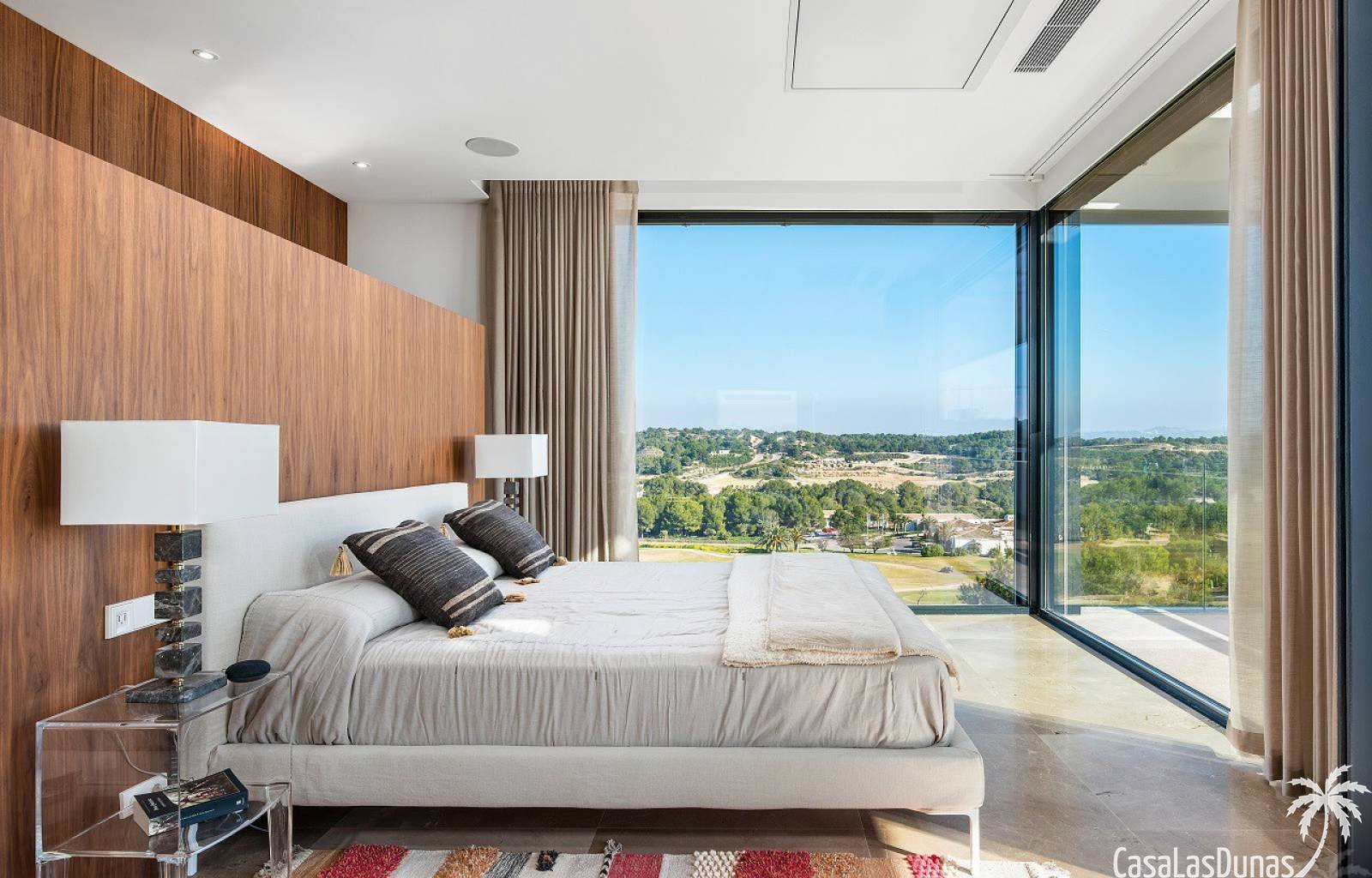  Diese wunderschöne Luxusvilla liegt in einer exklusiven Gegend, nur wenige Schritte vom Golfplatz Las Colinas entfernt. Die Villa besteht aus 4 Schla