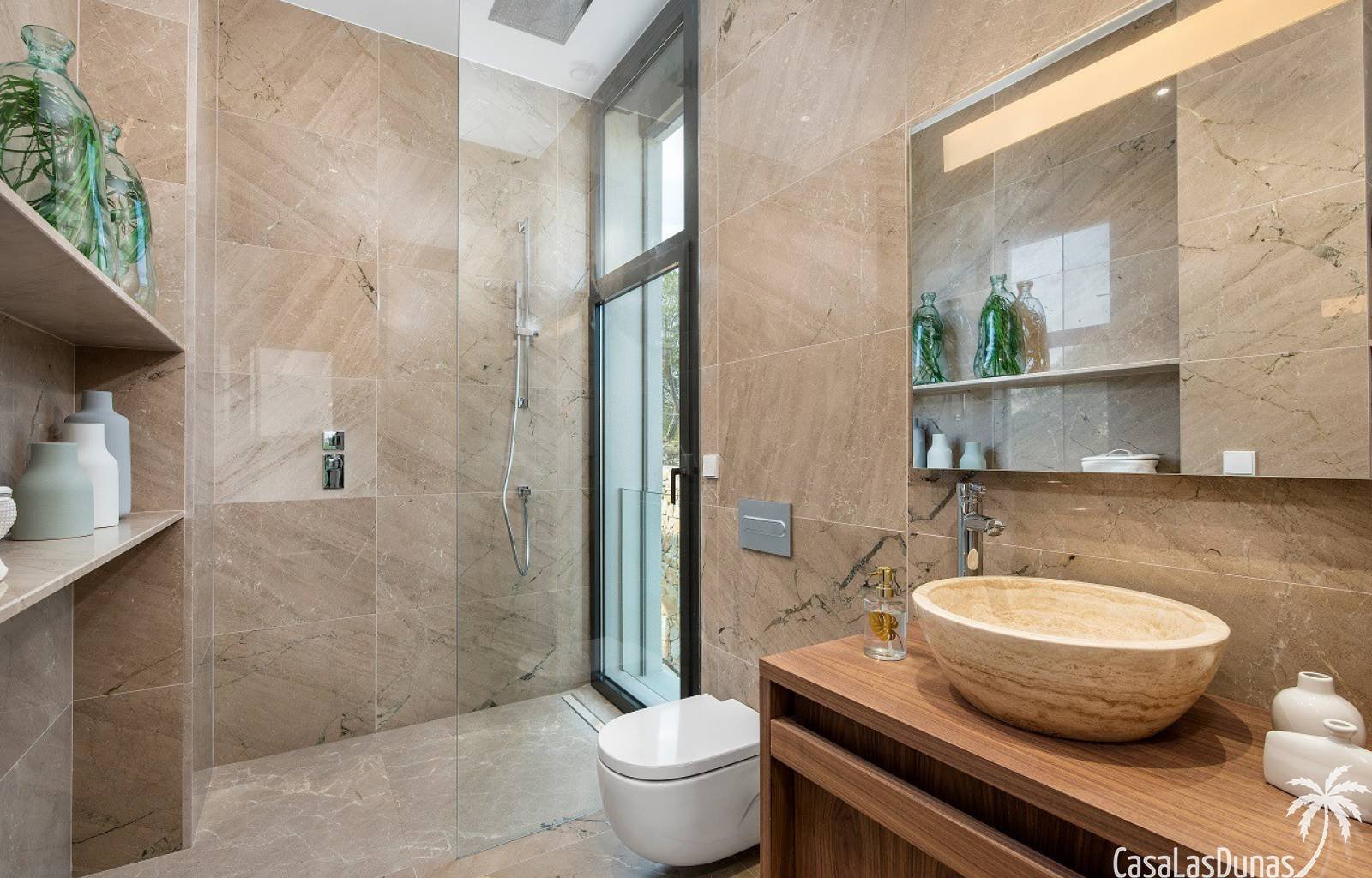  Diese wunderschöne Luxusvilla liegt in einer exklusiven Gegend, nur wenige Schritte vom Golfplatz Las Colinas entfernt. Die Villa besteht aus 4 Schla