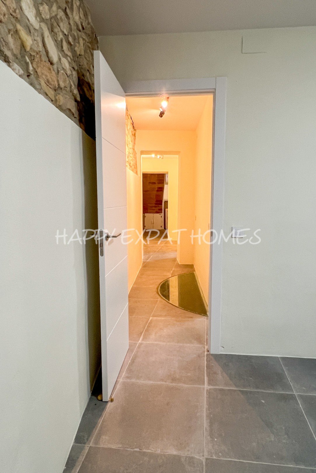 Schreiten Sie in die Geschichte und stellen Sie sich die Möglichkeiten vor.
Dieses einzigartige Haus aus dem 18. Jahrhundert befindet sich im malerisc