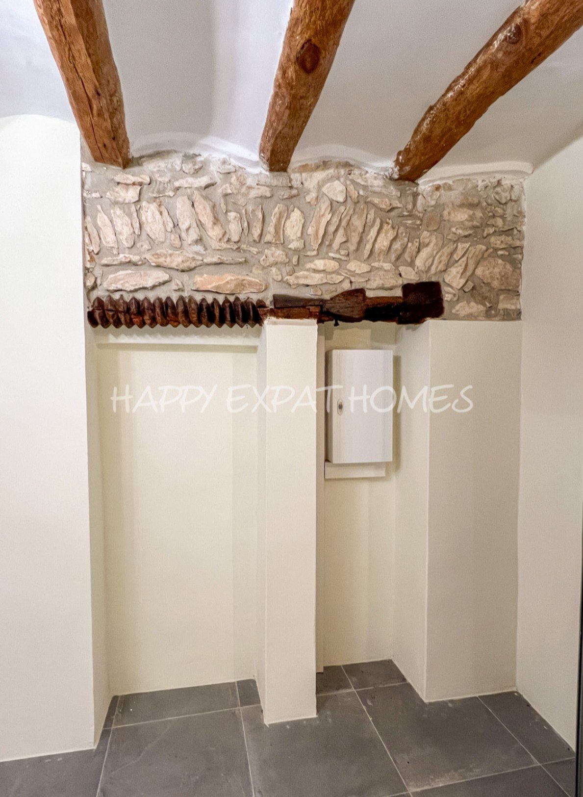 Schreiten Sie in die Geschichte und stellen Sie sich die Möglichkeiten vor.
Dieses einzigartige Haus aus dem 18. Jahrhundert befindet sich im malerisc