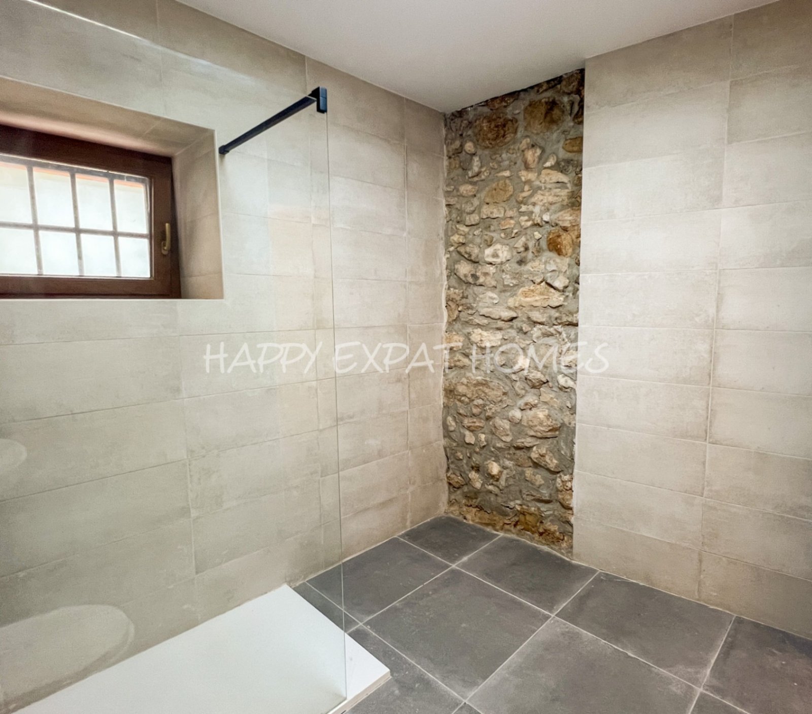 Schreiten Sie in die Geschichte und stellen Sie sich die Möglichkeiten vor.
Dieses einzigartige Haus aus dem 18. Jahrhundert befindet sich im malerisc