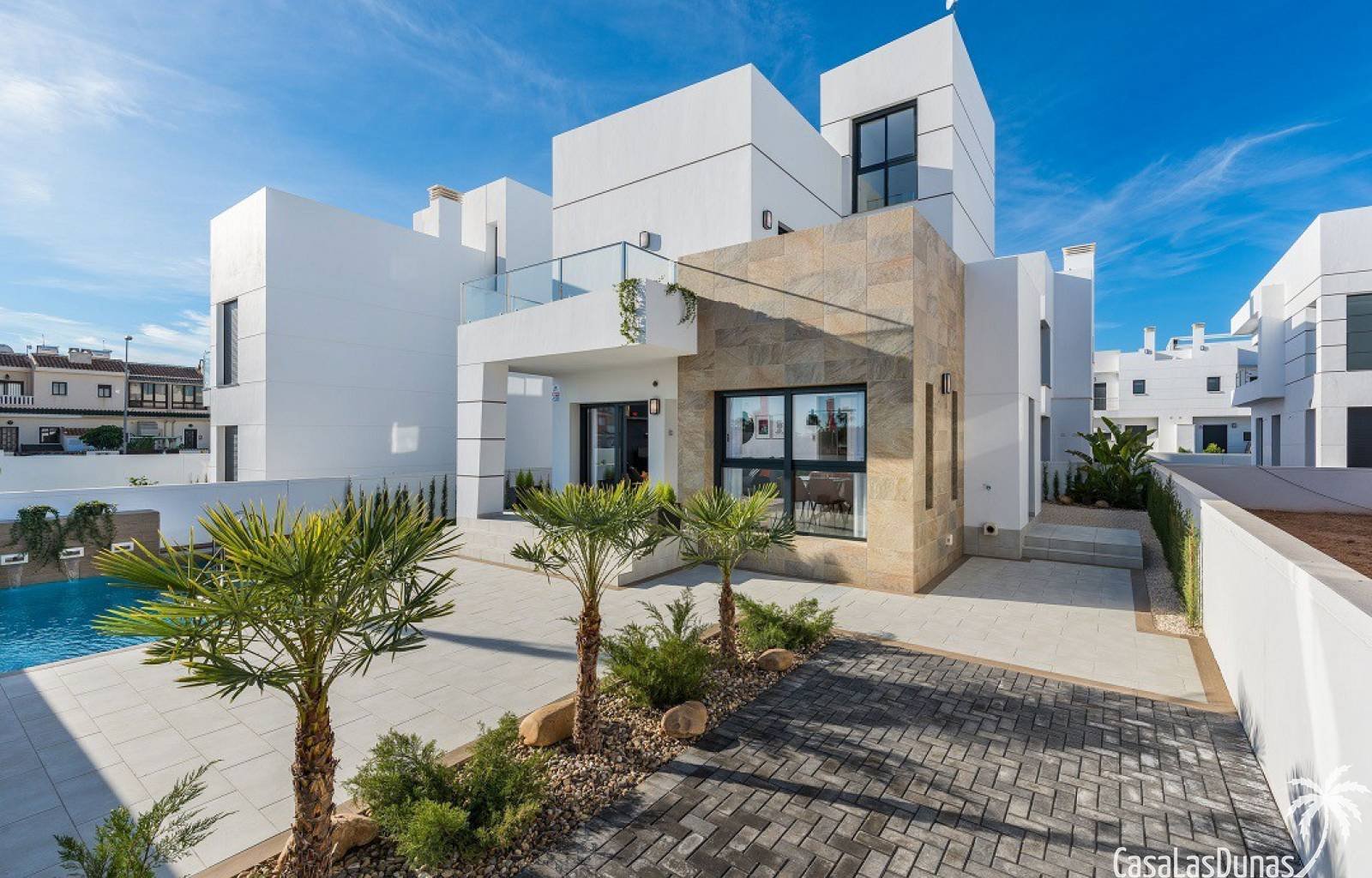  Schlüssel bereit!

 Dieses prächtige Neubauprojekt befindet sich in Los Alcázares, nur wenige Schritte vom Strand entfernt. Die Villen bestehen aus 3