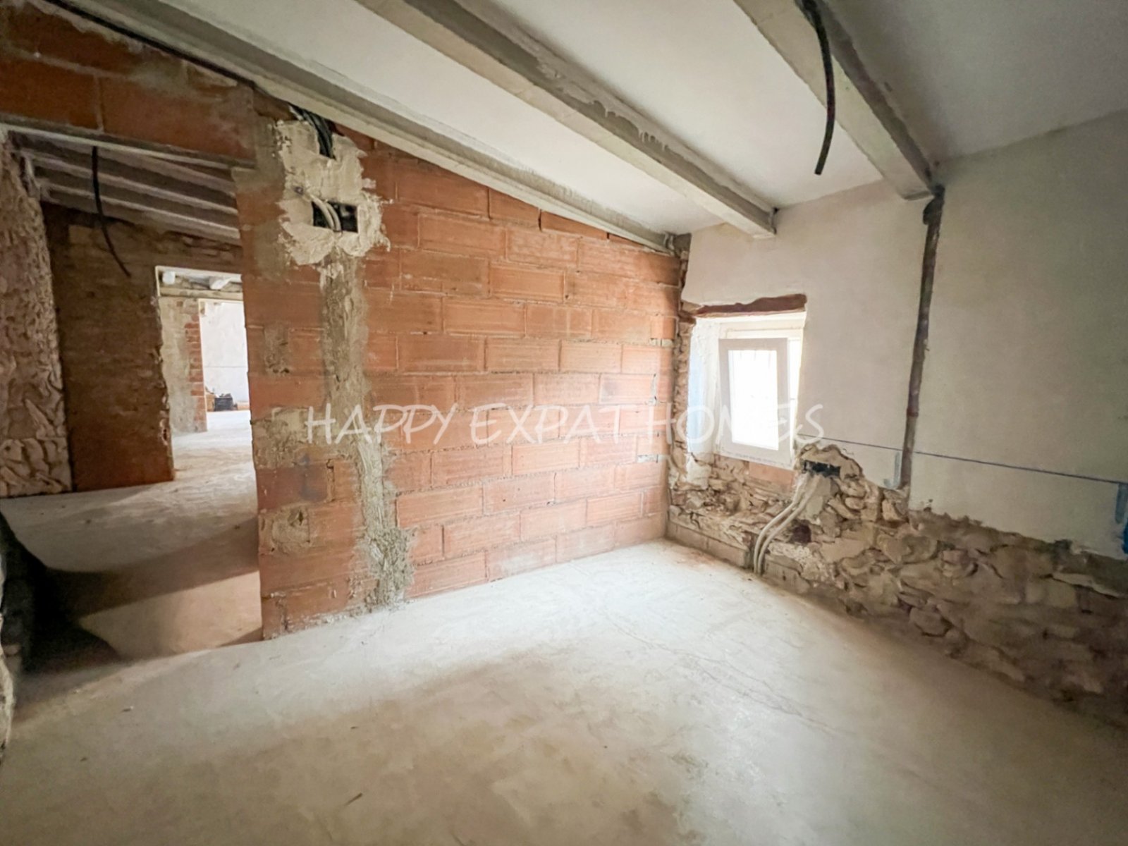 Schreiten Sie in die Geschichte und stellen Sie sich die Möglichkeiten vor.
Dieses einzigartige Haus aus dem 18. Jahrhundert befindet sich im malerisc