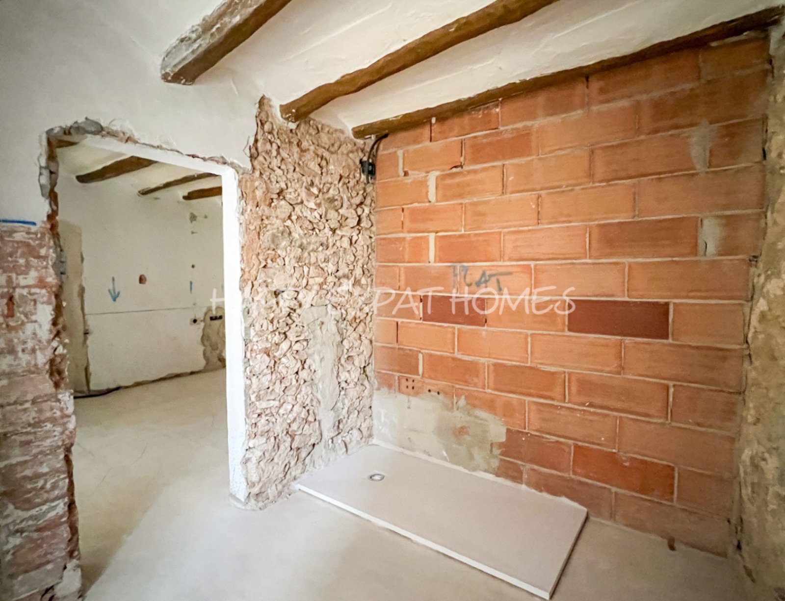 Schreiten Sie in die Geschichte und stellen Sie sich die Möglichkeiten vor.
Dieses einzigartige Haus aus dem 18. Jahrhundert befindet sich im malerisc