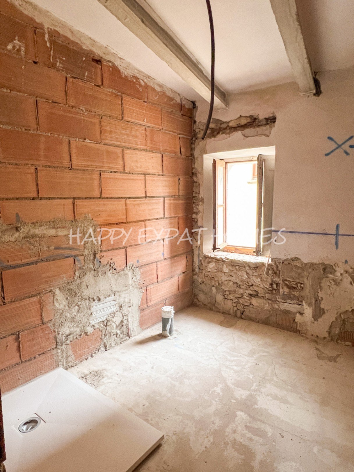 Schreiten Sie in die Geschichte und stellen Sie sich die Möglichkeiten vor.
Dieses einzigartige Haus aus dem 18. Jahrhundert befindet sich im malerisc