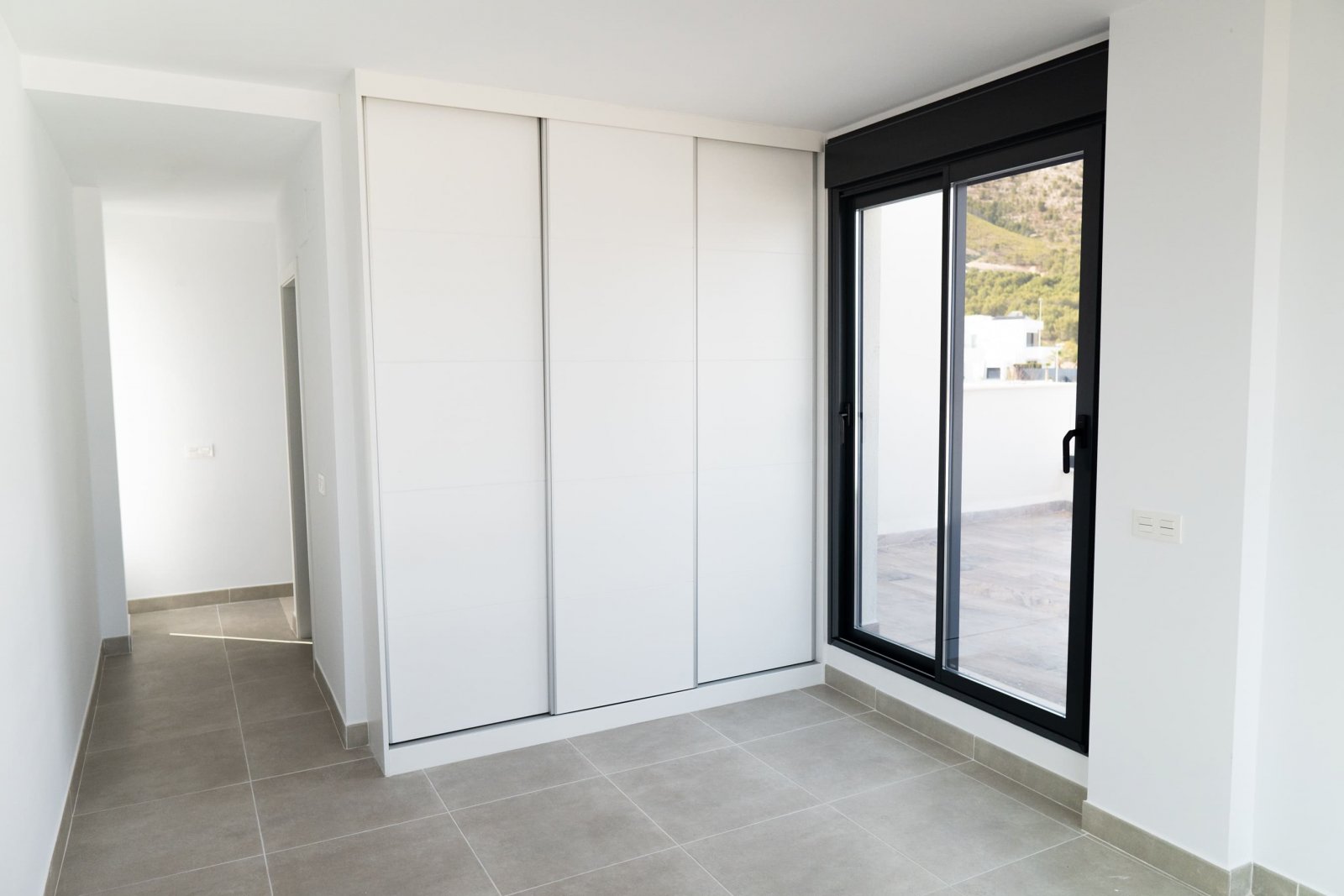  In der charmanten Stadt Polop gelegen, bietet dieses freistehende Chalet eine ideale Umgebung für diejenigen, die Ruhe und Komfort suchen. Mit einer 