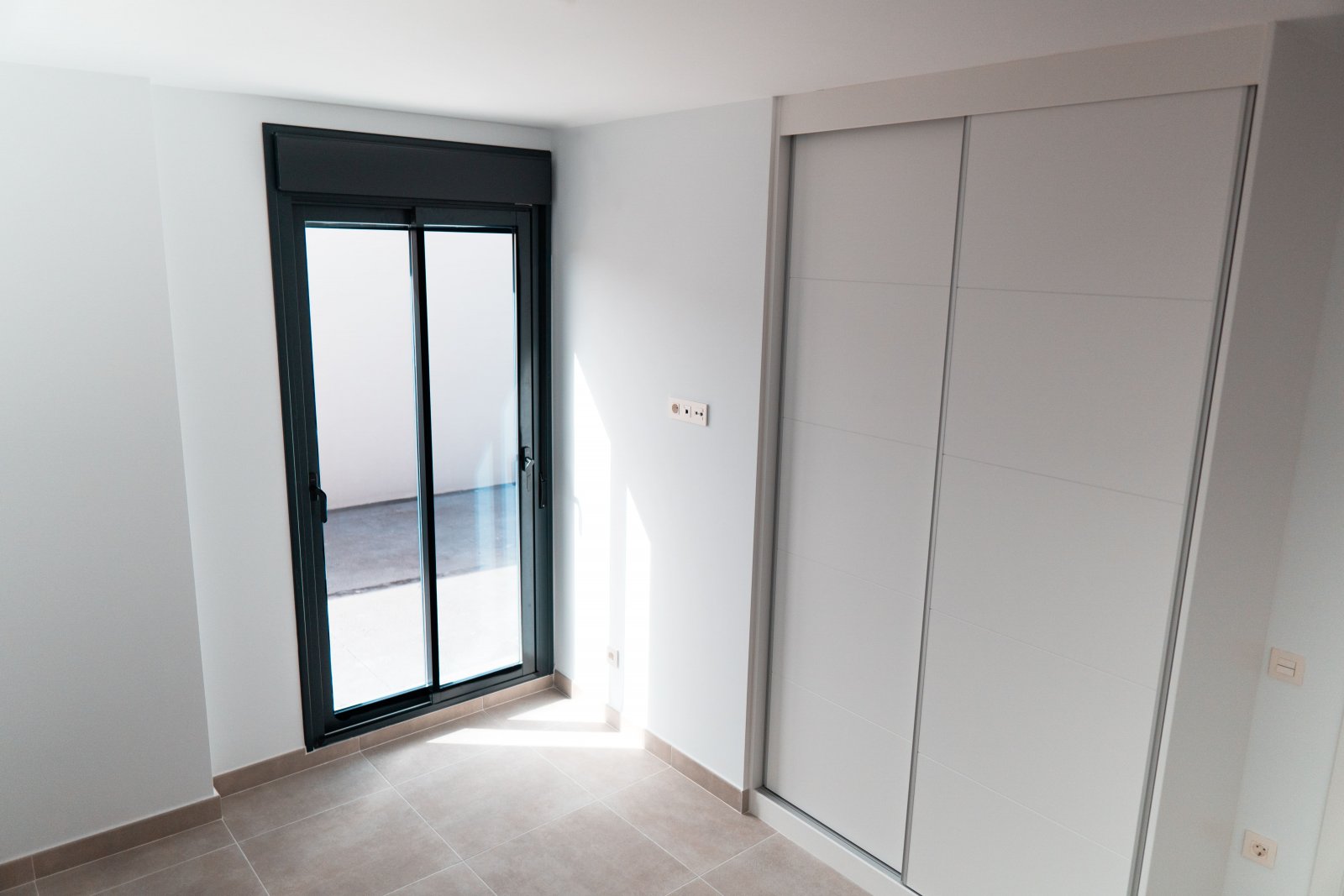  In der charmanten Stadt Polop gelegen, bietet dieses freistehende Chalet eine ideale Umgebung für diejenigen, die Ruhe und Komfort suchen. Mit einer 