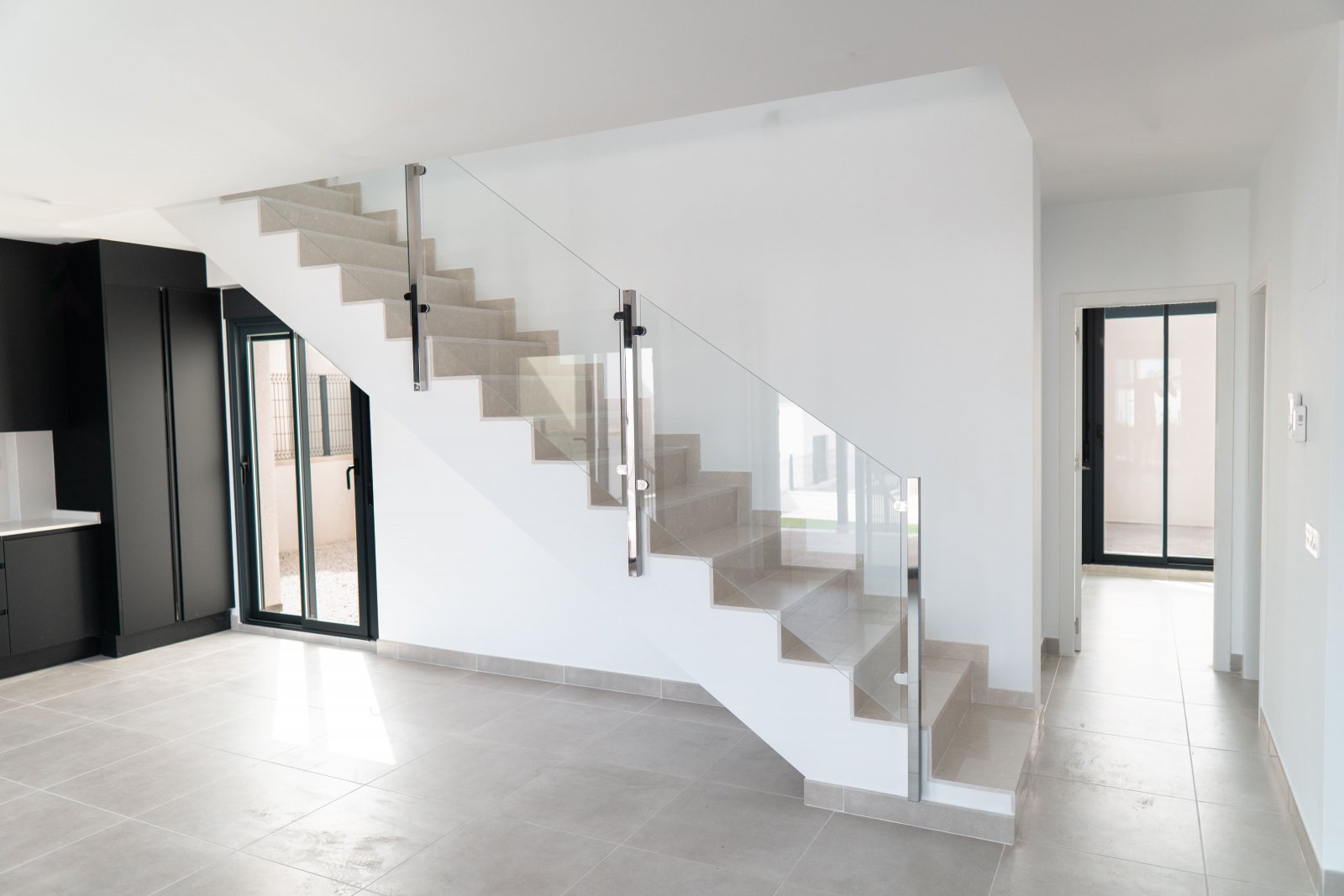  In der charmanten Stadt Polop gelegen, bietet dieses freistehende Chalet eine ideale Umgebung für diejenigen, die Ruhe und Komfort suchen. Mit einer 