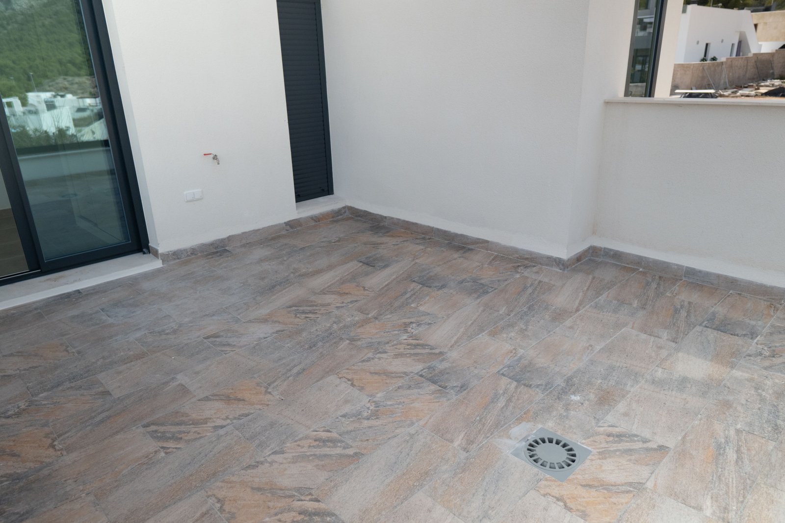  In der charmanten Stadt Polop gelegen, bietet dieses freistehende Chalet eine ideale Umgebung für diejenigen, die Ruhe und Komfort suchen. Mit einer 