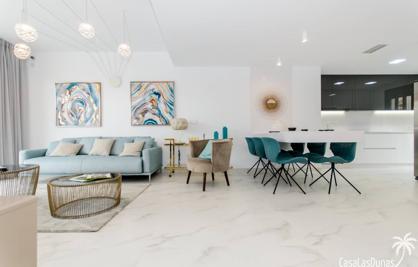  Wirklich eine hervorragende Villa auf einem Grundstück von 440 m2 und mit 153 m2 Nutzfläche! Diese Villa mit 4 Schlafzimmern, 3 Bädern und einer Stan