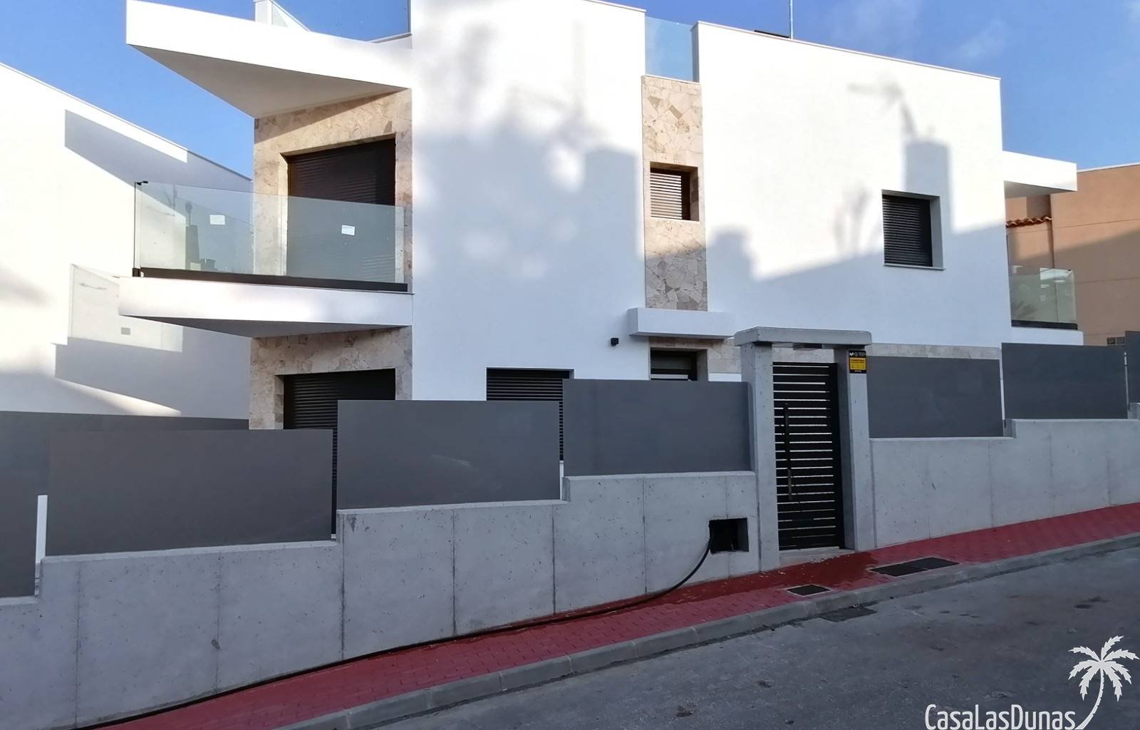  Diese schöne Villa liegt nur 100 Meter vom Sandstrand von La Mata entfernt. Das Haus hat 3 Etagen, auf denen die 3 Schlafzimmer und 4 Badezimmer vert