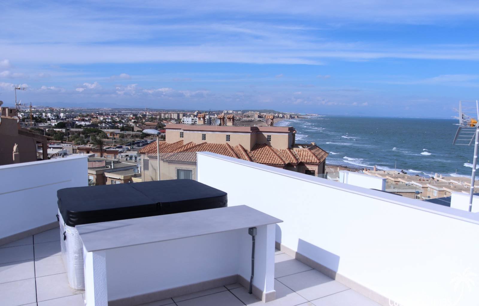  Diese schöne Villa liegt nur 100 Meter vom Sandstrand von La Mata entfernt. Das Haus hat 3 Etagen, auf denen die 3 Schlafzimmer und 4 Badezimmer vert