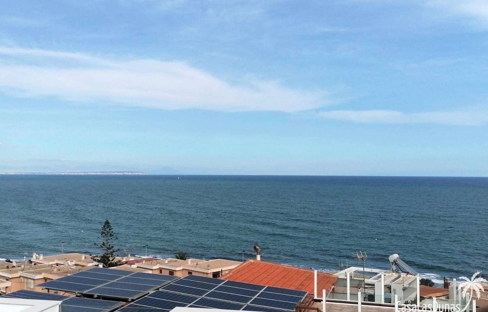  Diese schöne Villa liegt nur 100 Meter vom Sandstrand von La Mata entfernt. Das Haus hat 3 Etagen, auf denen die 3 Schlafzimmer und 4 Badezimmer vert