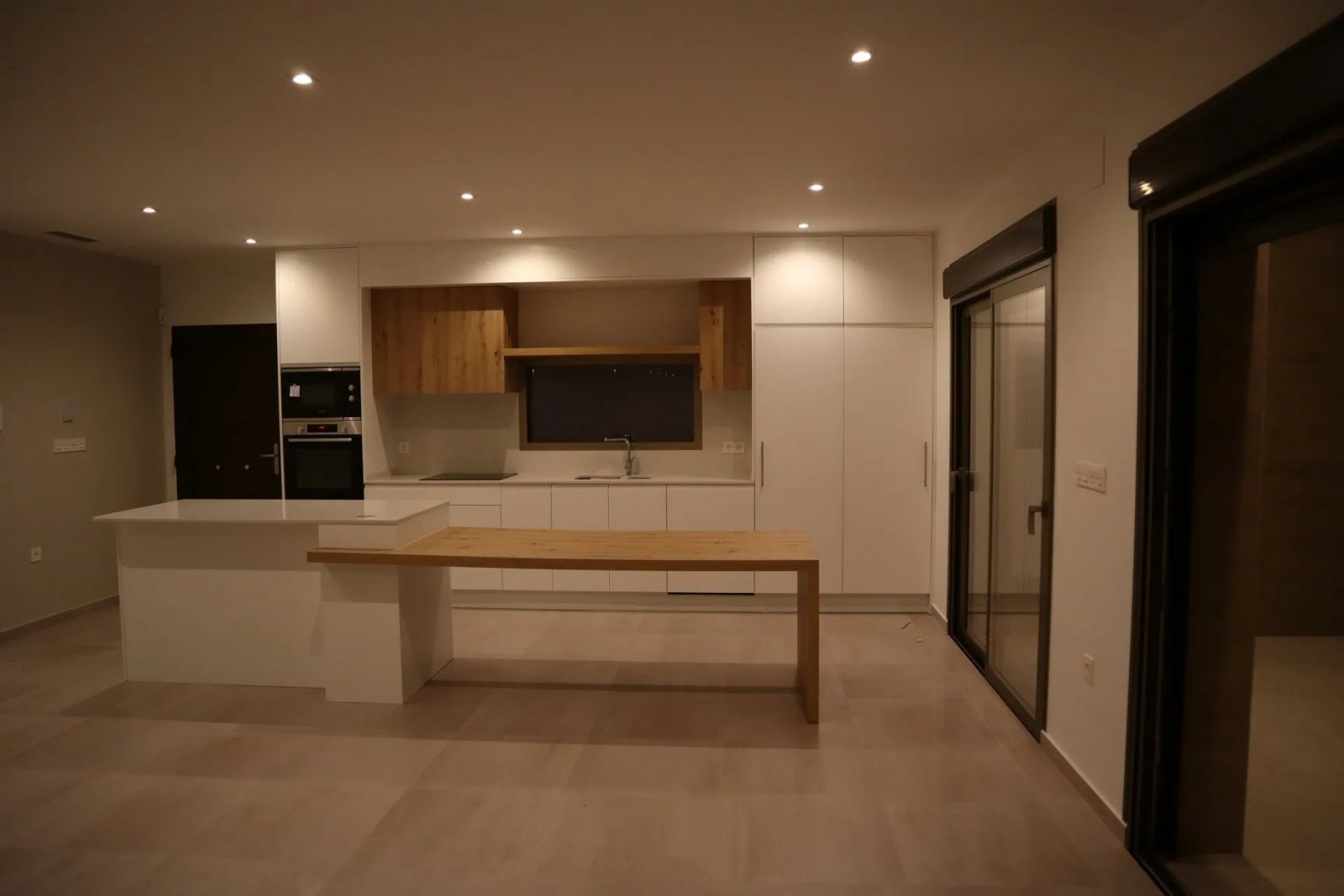  In der charmanten Stadt Aspe gelegen, besteht dieses exklusive Immobilienangebot aus zwei freistehenden Häusern, die durch ihr modernes und funktiona