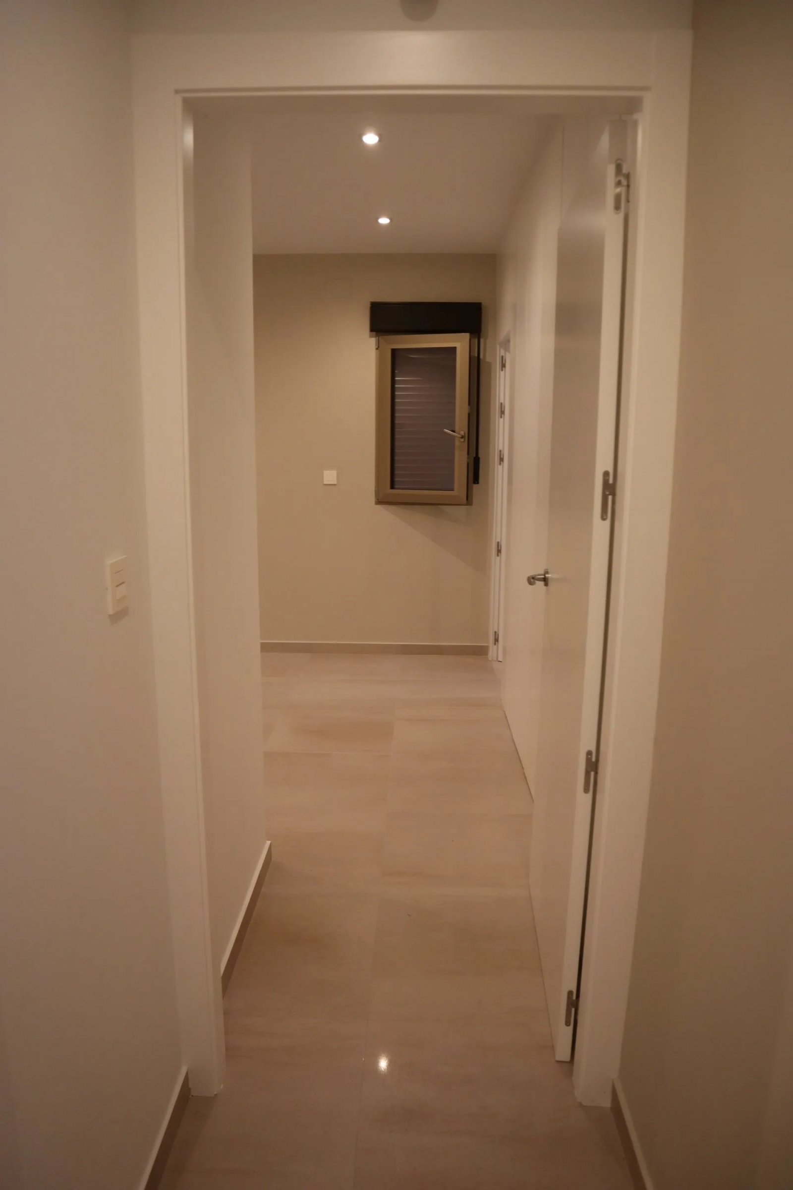  In der charmanten Stadt Aspe gelegen, besteht dieses exklusive Immobilienangebot aus zwei freistehenden Häusern, die durch ihr modernes und funktiona