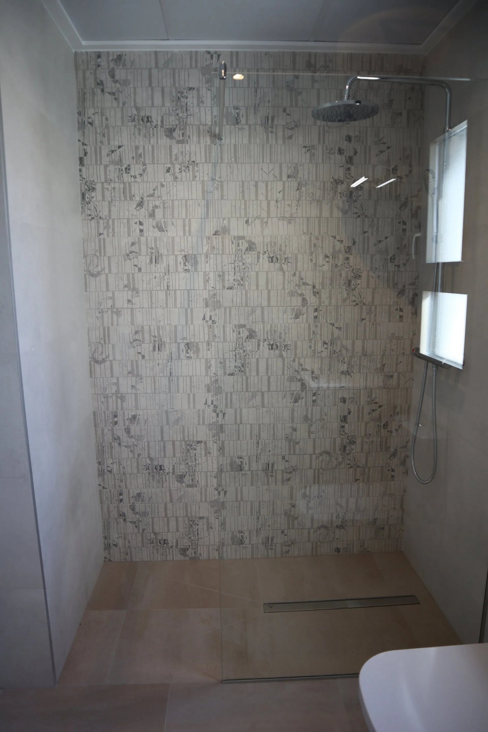  In der charmanten Stadt Aspe gelegen, besteht dieses exklusive Immobilienangebot aus zwei freistehenden Häusern, die durch ihr modernes und funktiona