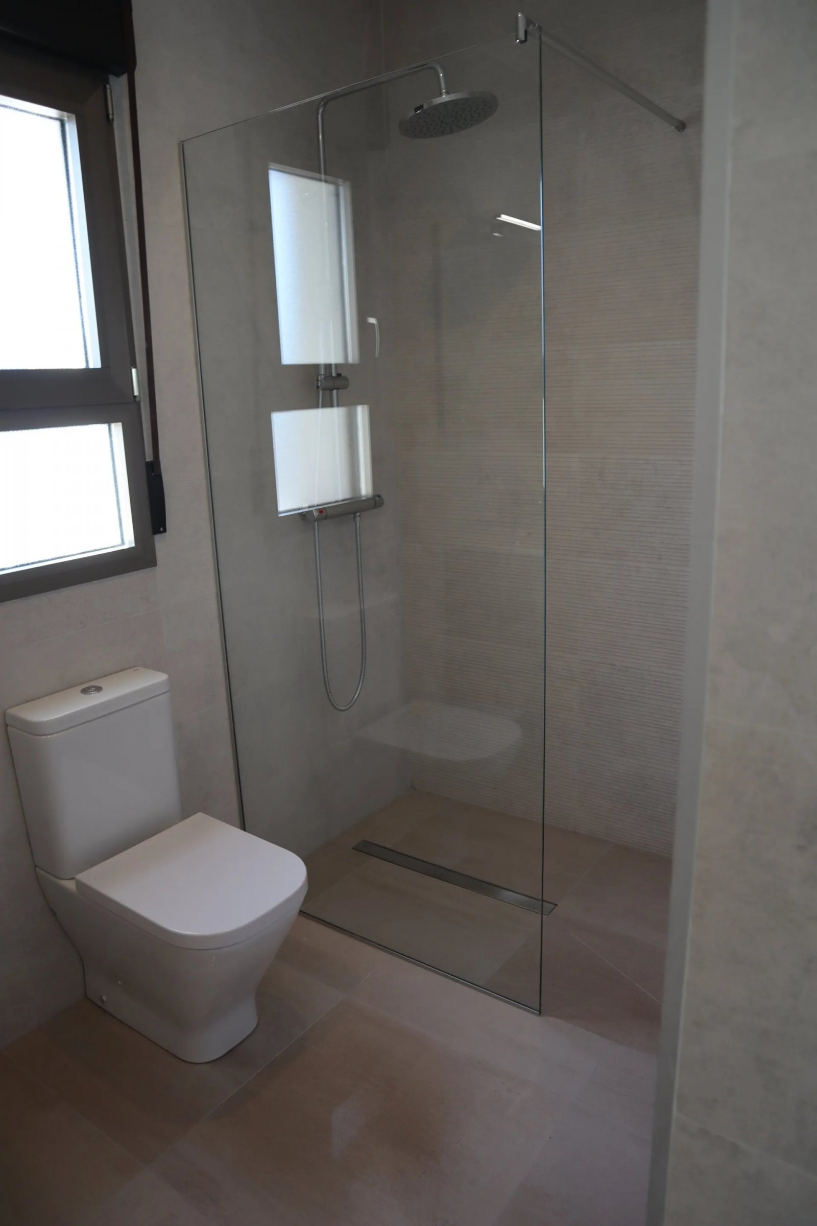  In der charmanten Stadt Aspe gelegen, besteht dieses exklusive Immobilienangebot aus zwei freistehenden Häusern, die durch ihr modernes und funktiona