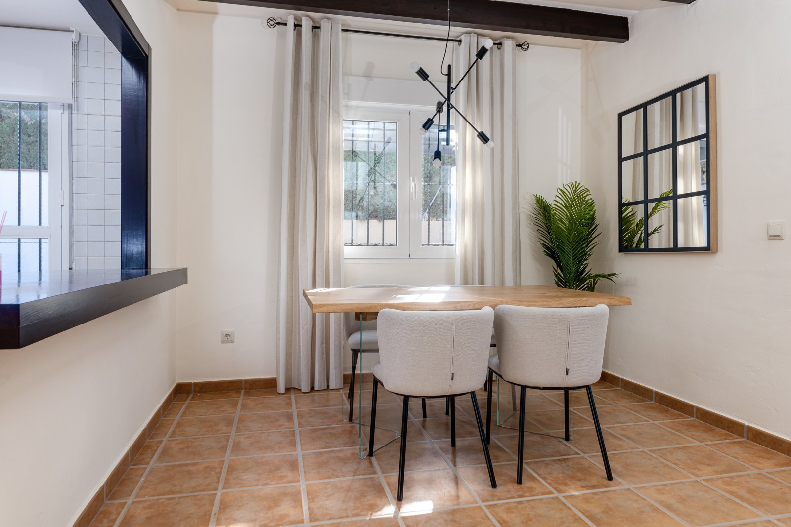  In der charmanten Umgebung von Fuente Álamo gelegen, bietet diese Wohnanlage eine Auswahl von 7 Häusern, die darauf ausgelegt sind, unterschiedliche 