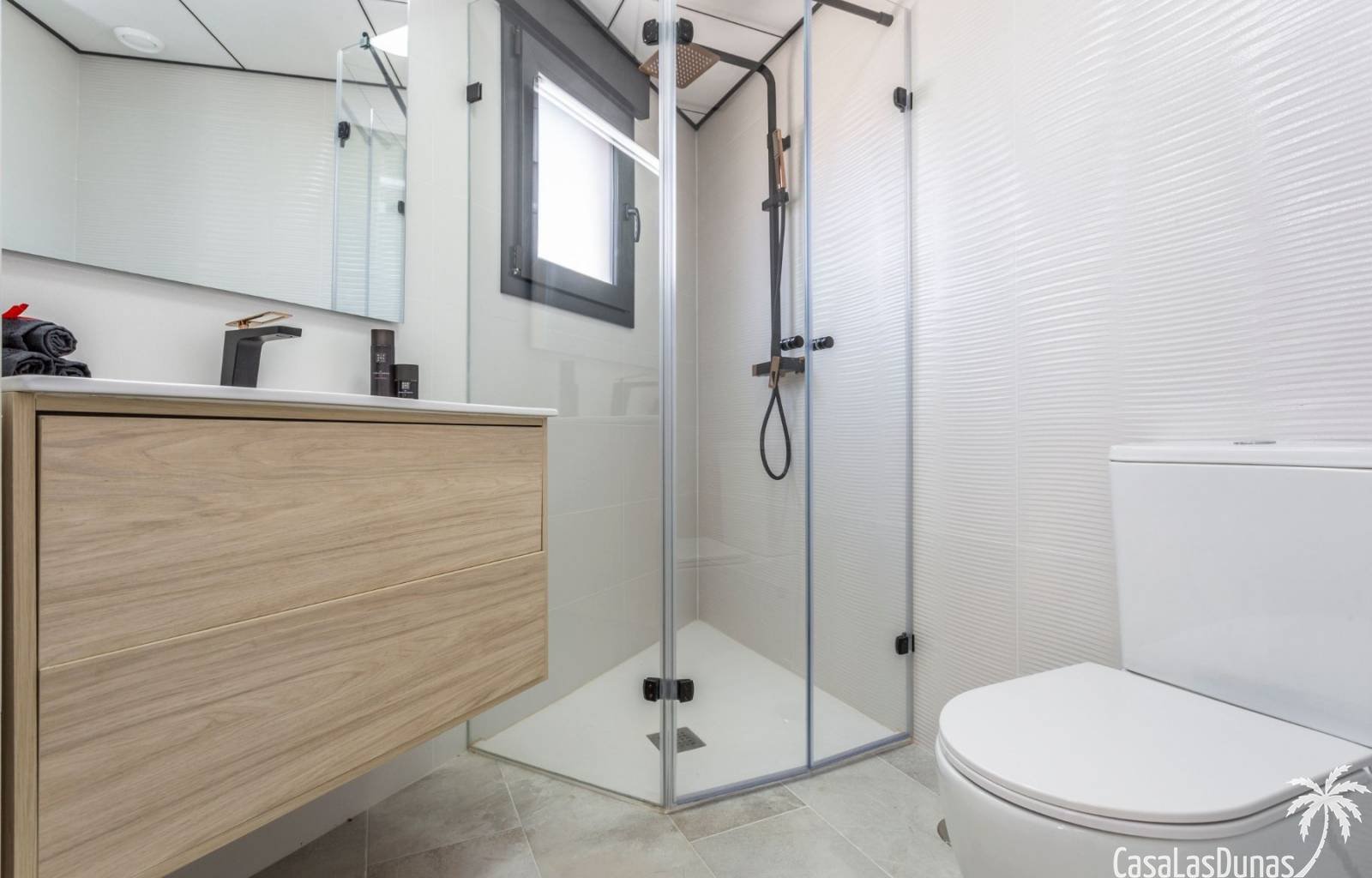 Diese beiden neu produzierten Luxusvillen befinden sich in der beliebten Strandgegend von La Mata. Die Häuser verfügen über drei Schlafzimmer und vie