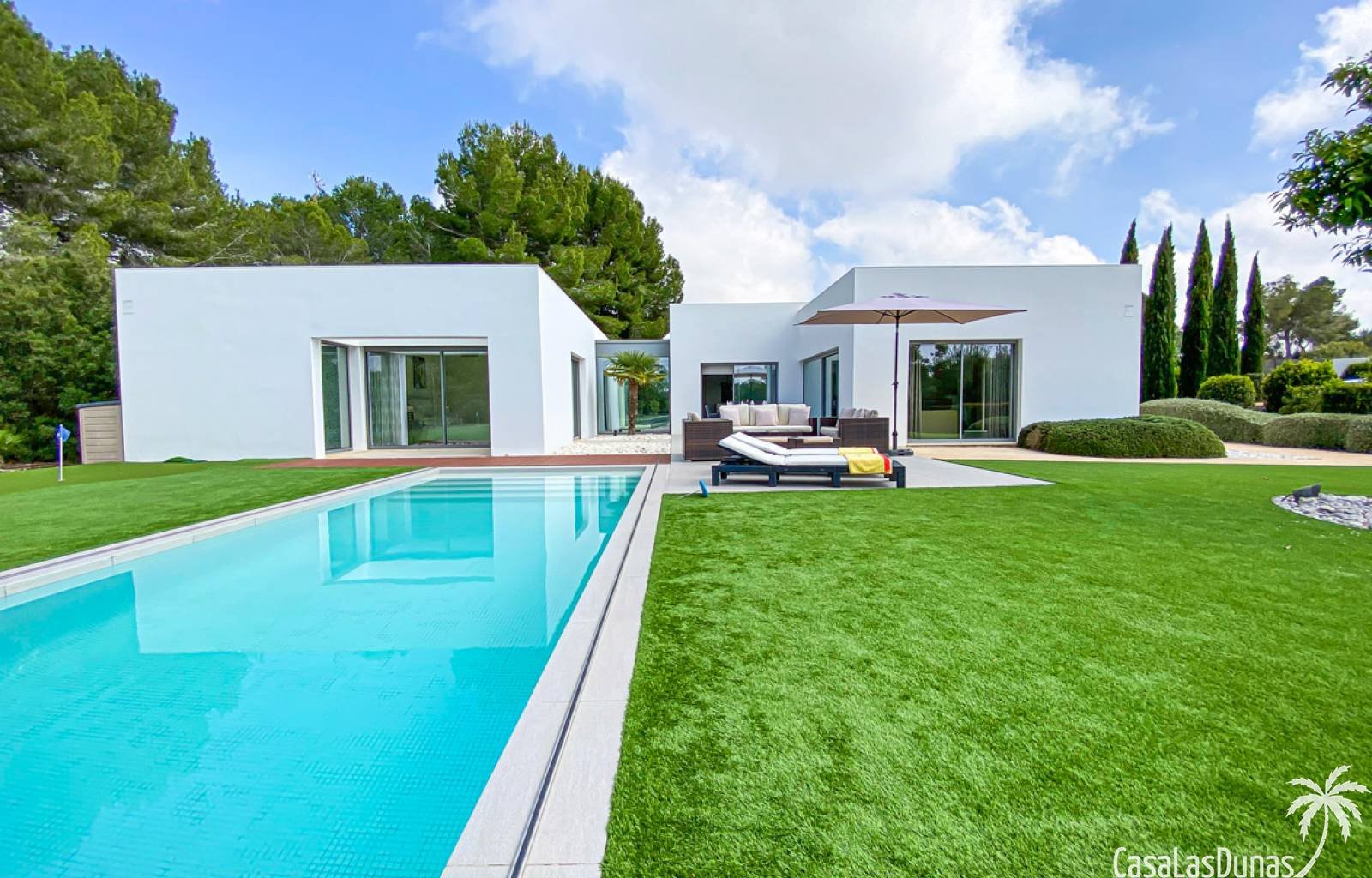 Campoamor:  Dieses Projekt besteht aus exklusiven freistehenden Villen mit Blick auf den Golfplatz im Herzen des Golfresorts. Moderne Villen auf einer oder zwei  