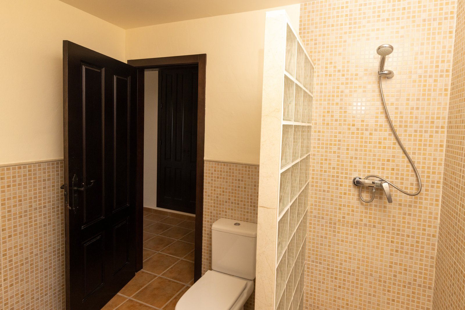  In der charmanten Umgebung von Fuente Álamo gelegen, bietet diese Wohnanlage eine Auswahl von 7 Häusern, die darauf ausgelegt sind, unterschiedliche 