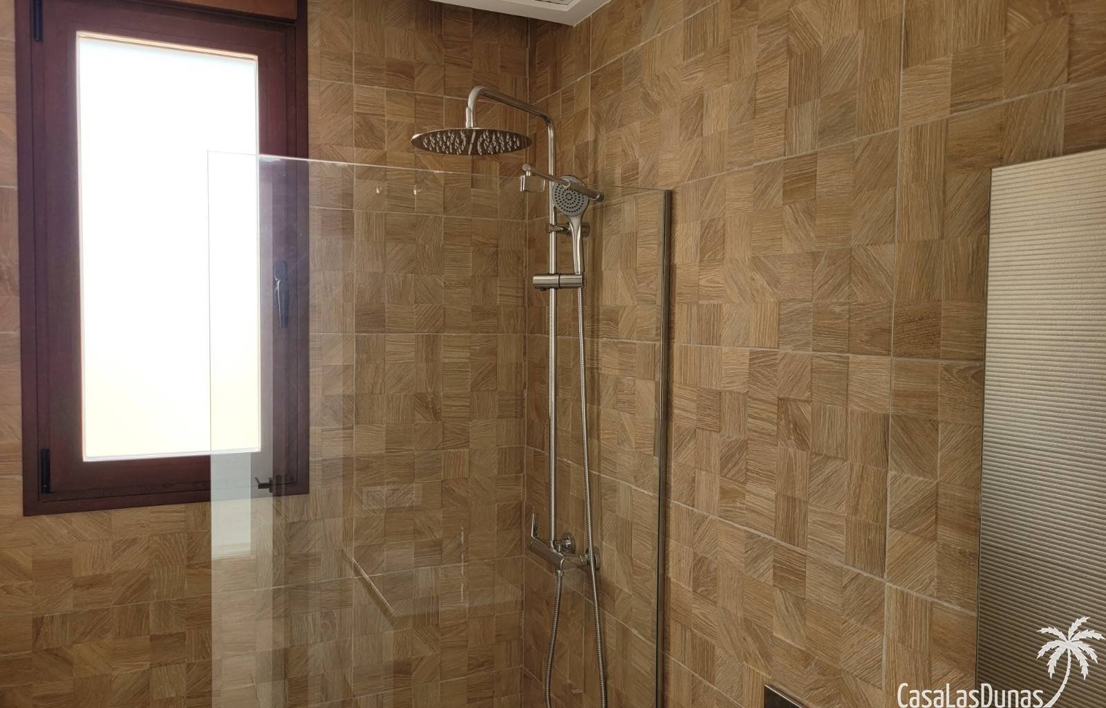  In dieser wunderschönen Villa am Strand atmen Sie das Meer, die Wärme, aber vor allem die Fantasie und Ruhe. Es ist nur 200 Meter (!) von einem wunde