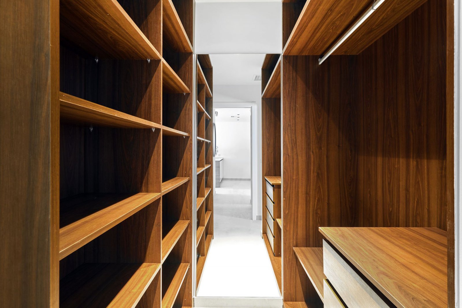  In der charmanten Stadt Torrevieja gelegen, bietet diese Wohnanlage eine Auswahl von 55 Bungalows, die darauf ausgelegt sind, die Bedürfnisse derjeni