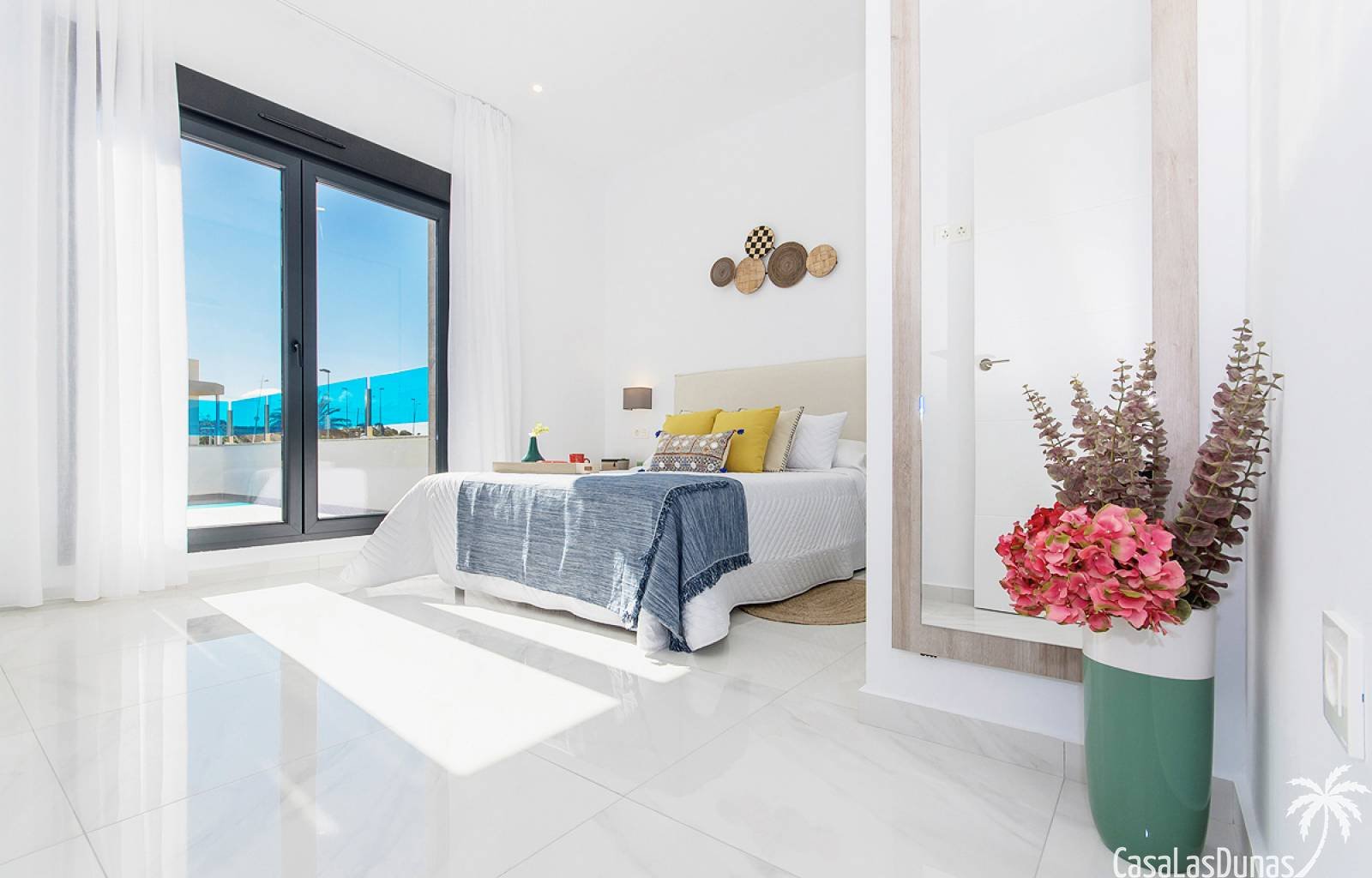 Diese wunderschönen Villen befinden sich in der schönen und ruhigen Wohngegend Entrenaranjos, neben dem Vistabella Golf Resort. Mit allen notwendigen