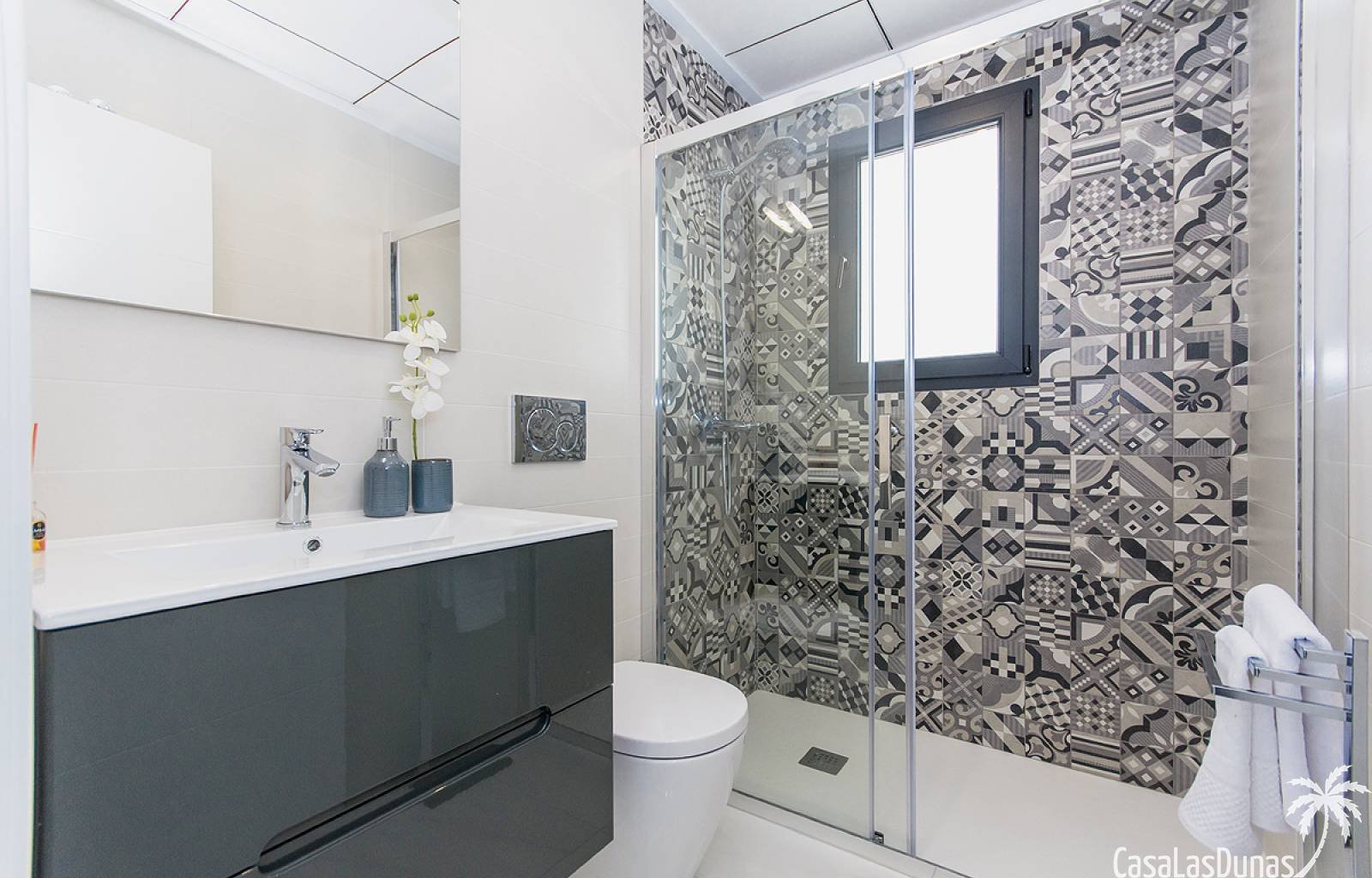 Diese wunderschönen Villen befinden sich in der schönen und ruhigen Wohngegend Entrenaranjos, neben dem Vistabella Golf Resort. Mit allen notwendigen