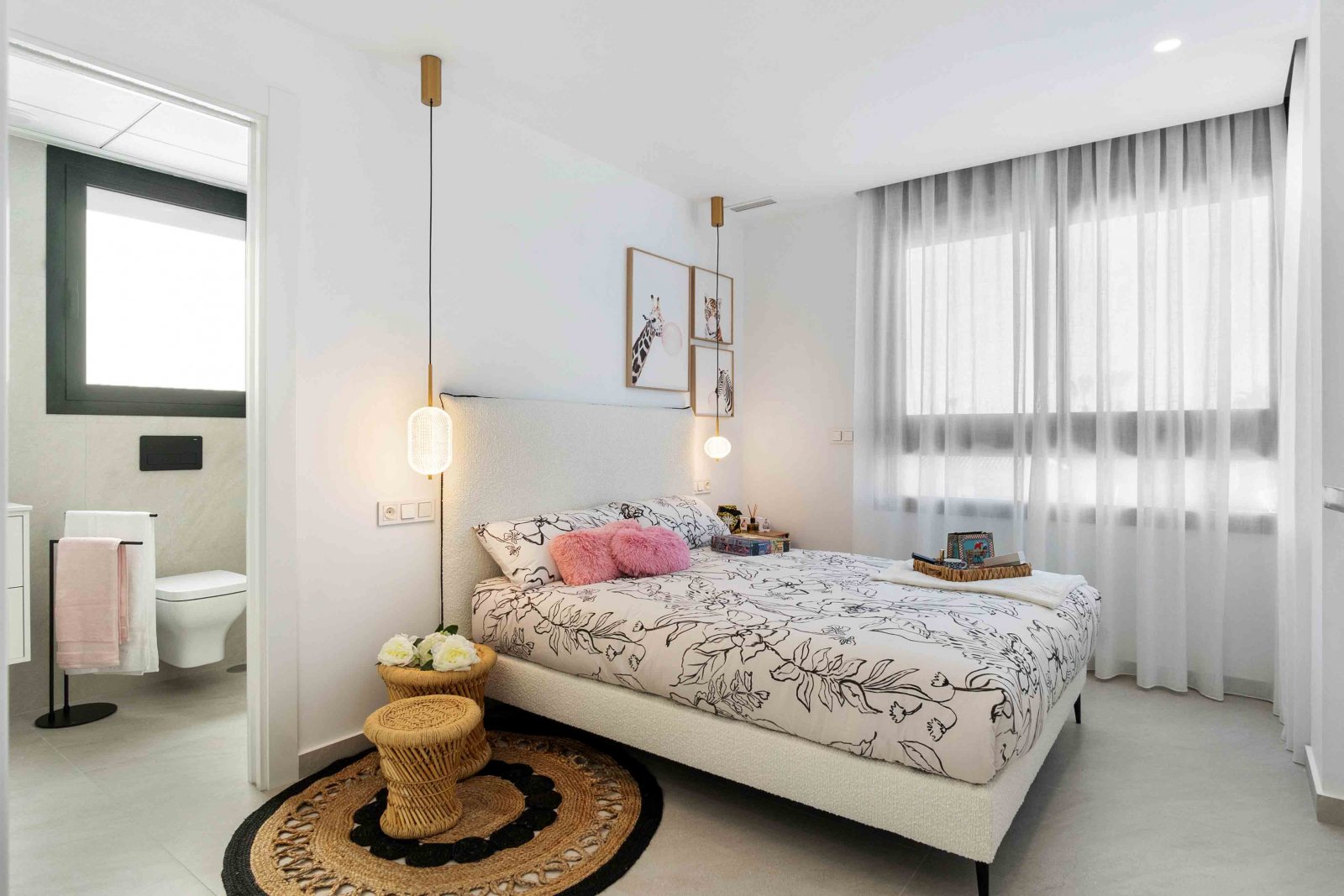  In der charmanten Stadt Rojales gelegen, bietet diese exklusive Promotion sechs freistehende Chalets, die modernes Design mit Funktionalität verbinde