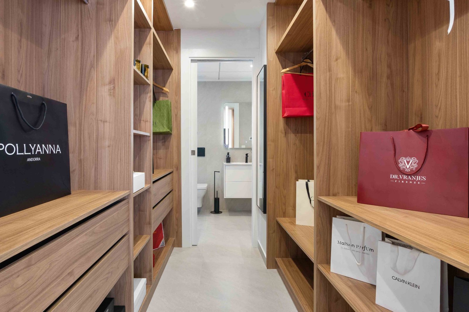  In der charmanten Stadt Rojales gelegen, bietet diese exklusive Promotion sechs freistehende Chalets, die modernes Design mit Funktionalität verbinde