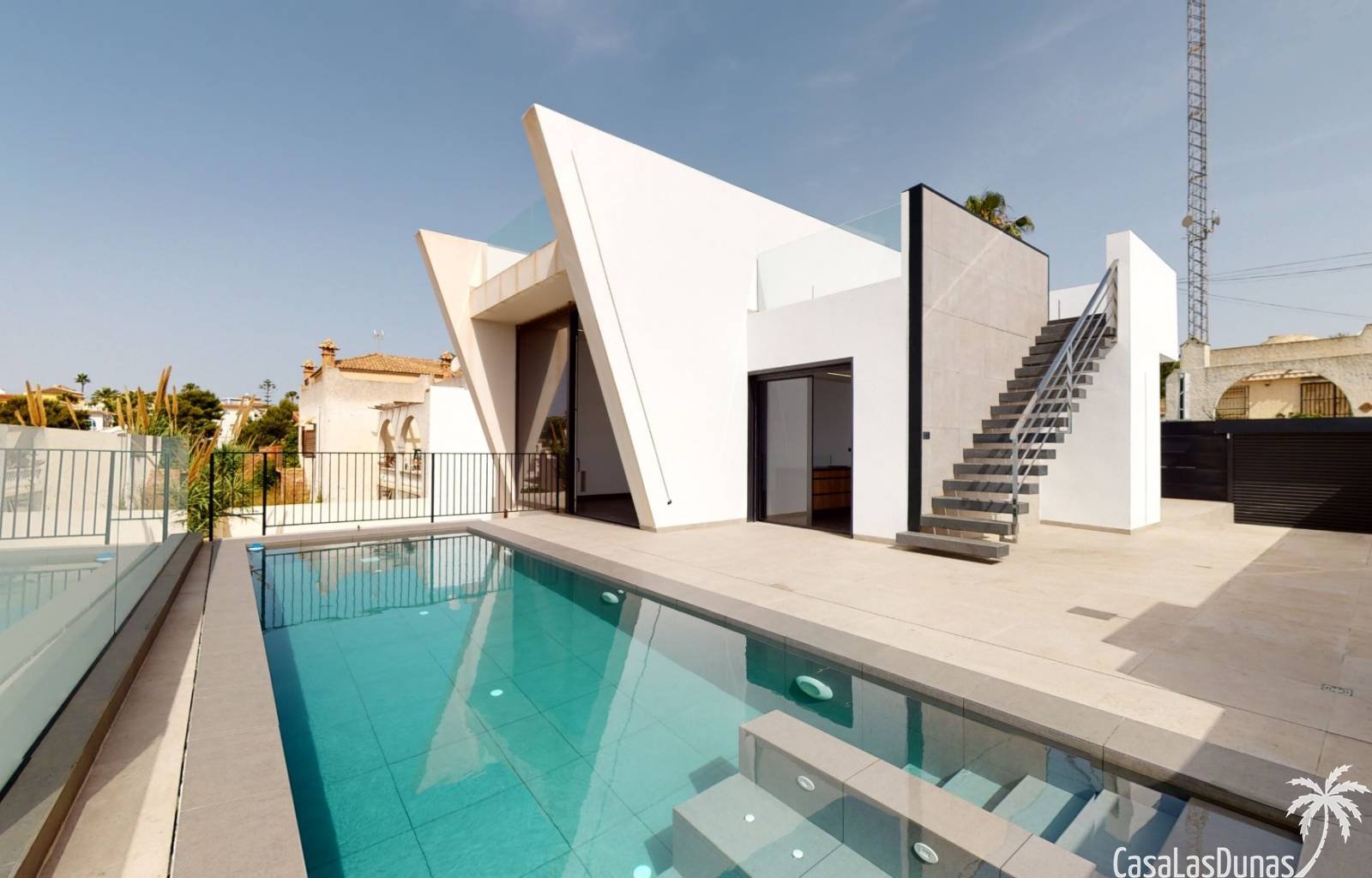 Orihuela Costa:  Am Rande des Dorfes Villamartin, im Stadtteil Blue Lagoon, finden wir diese neue, bezugsfertige Villa. Die Lage ist ruhig, die Einrichtungen sind jed 