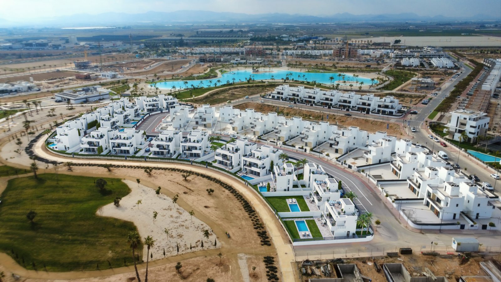  In der charmanten Stadt Torre-Pacheco gelegen, bietet diese exklusive Sammlung von 7 unabhängigen Häusern eine außergewöhnliche Wohnumgebung. Jede Im