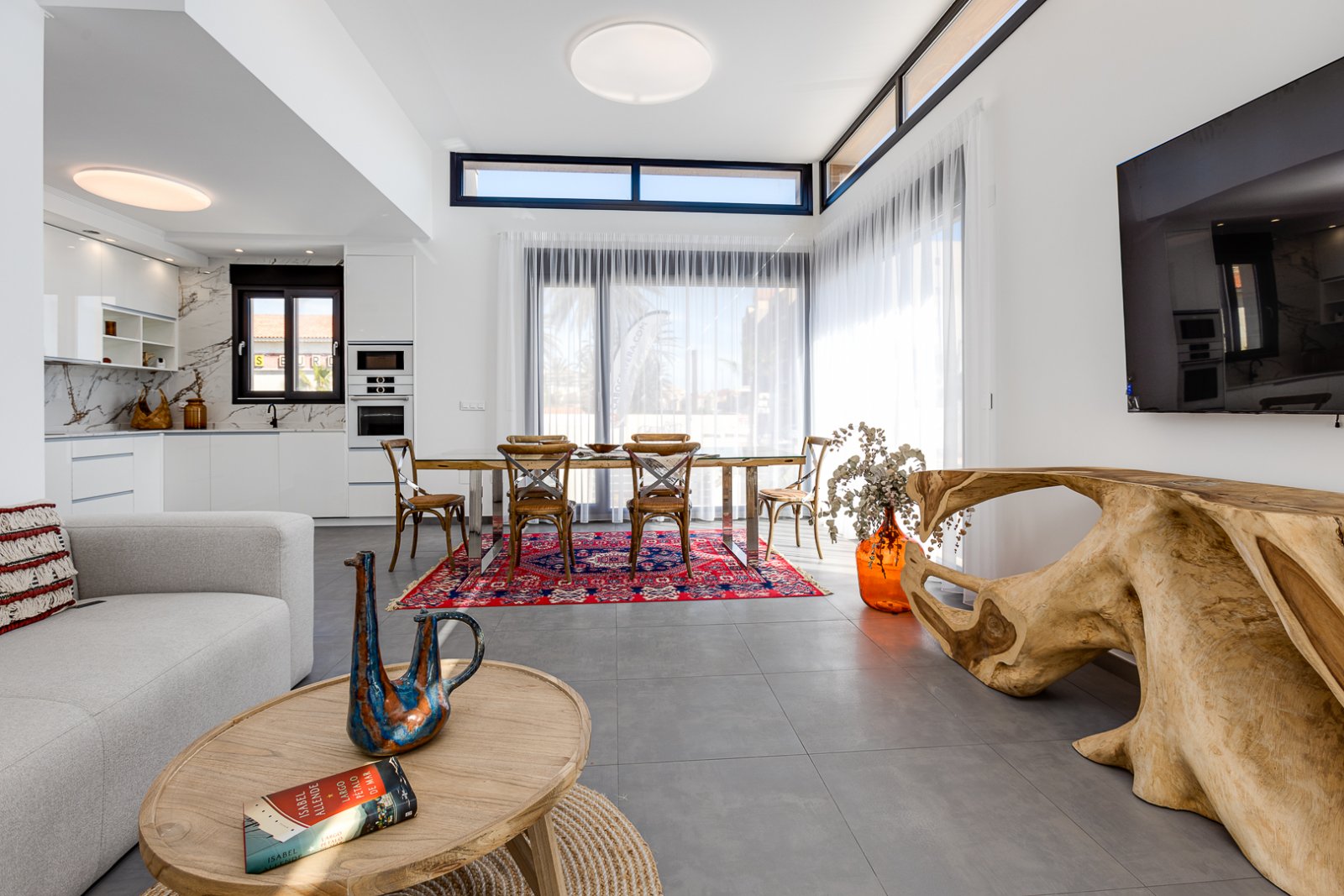  In der charmanten Gegend von La Mata gelegen, bietet dieses exklusive Wohnangebot zwei unabhängige Immobilien, die sich durch ihre Nähe zum Meer ausz