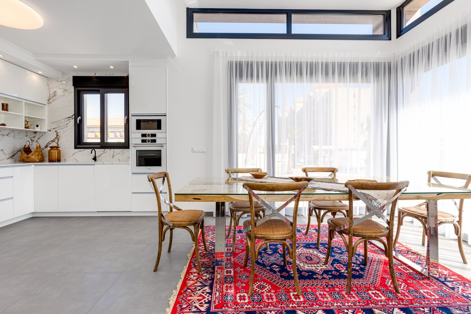  In der charmanten Gegend von La Mata gelegen, bietet dieses exklusive Wohnangebot zwei unabhängige Immobilien, die sich durch ihre Nähe zum Meer ausz