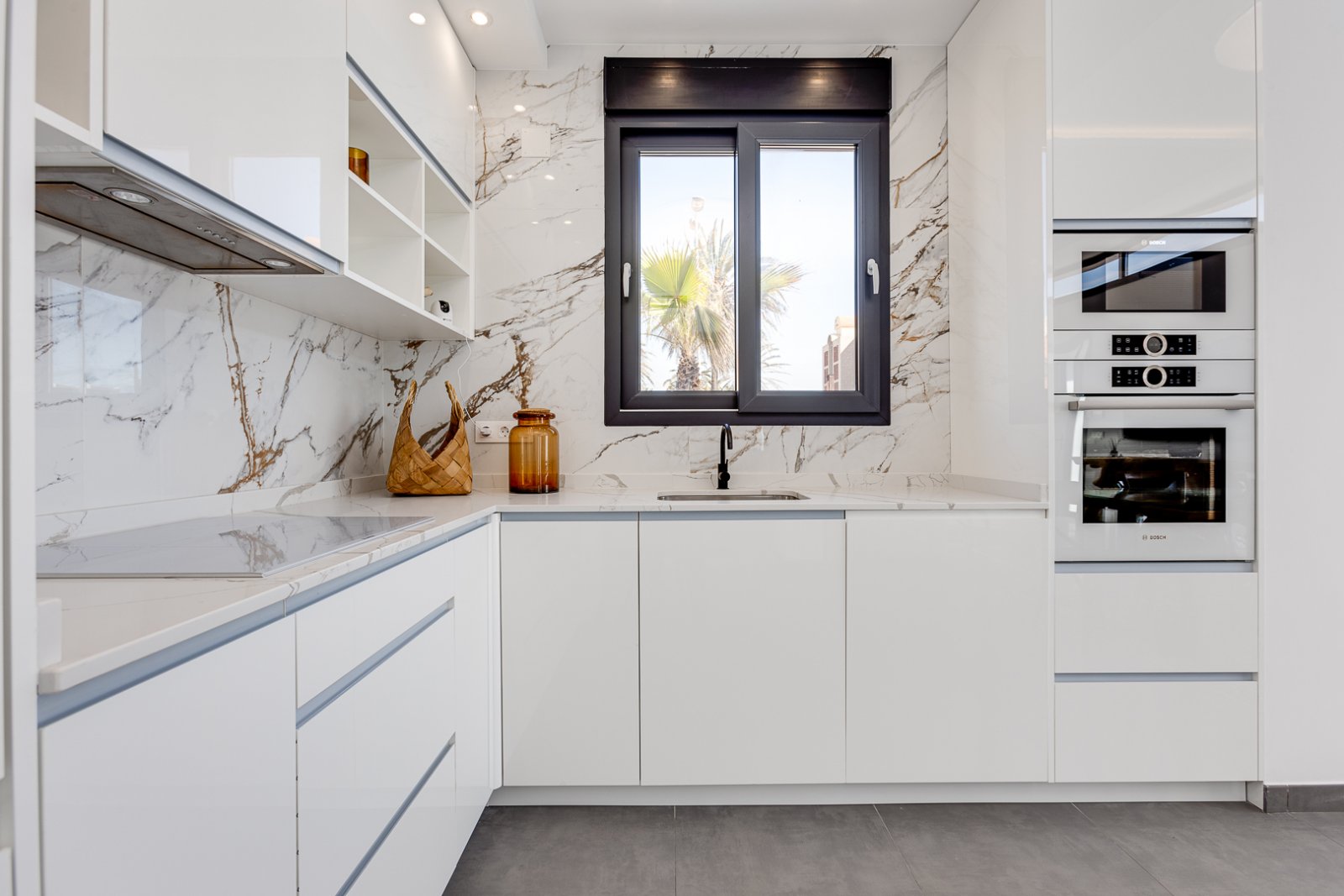  In der charmanten Gegend von La Mata gelegen, bietet dieses exklusive Wohnangebot zwei unabhängige Immobilien, die sich durch ihre Nähe zum Meer ausz