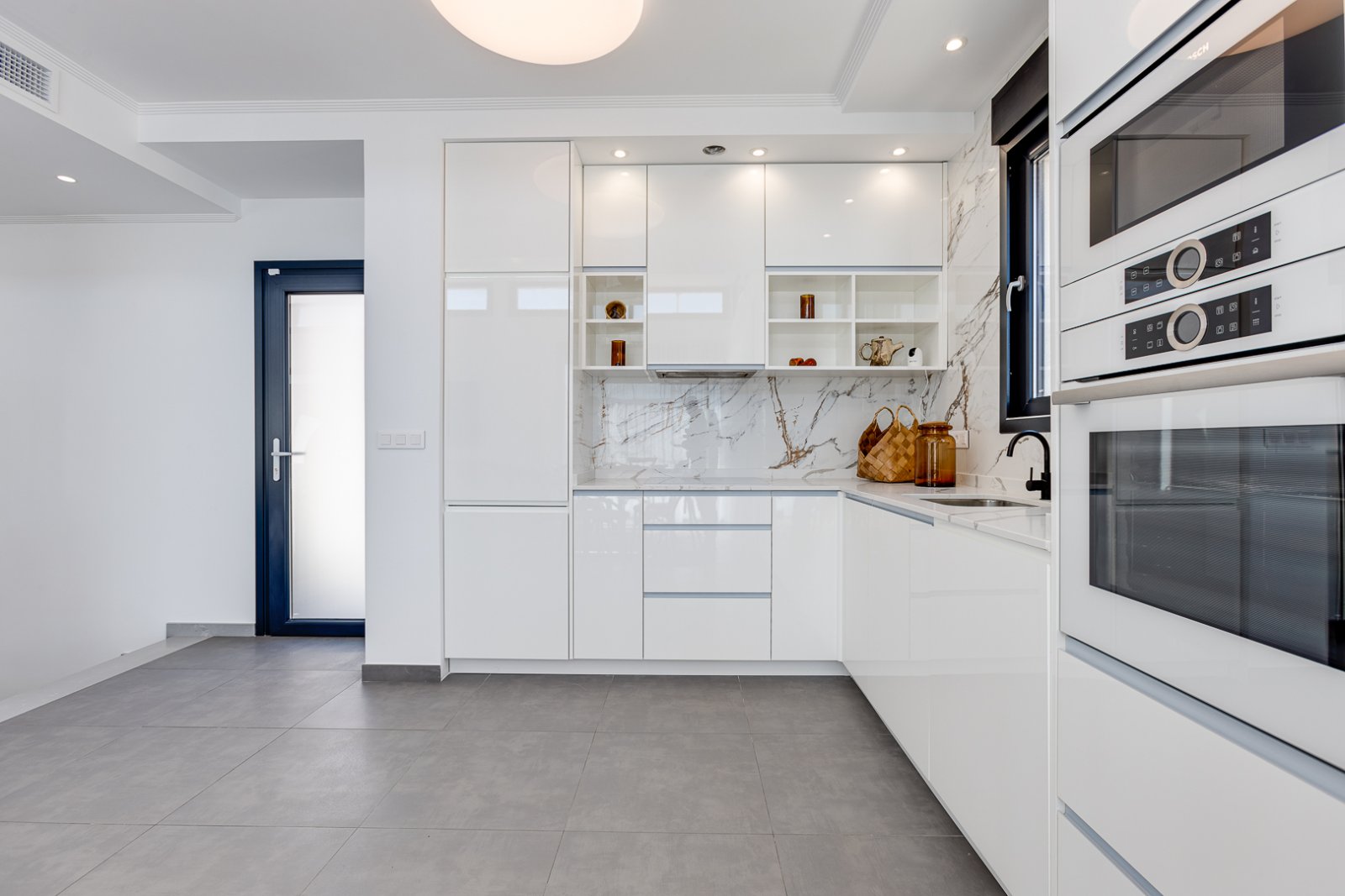  In der charmanten Gegend von La Mata gelegen, bietet dieses exklusive Wohnangebot zwei unabhängige Immobilien, die sich durch ihre Nähe zum Meer ausz