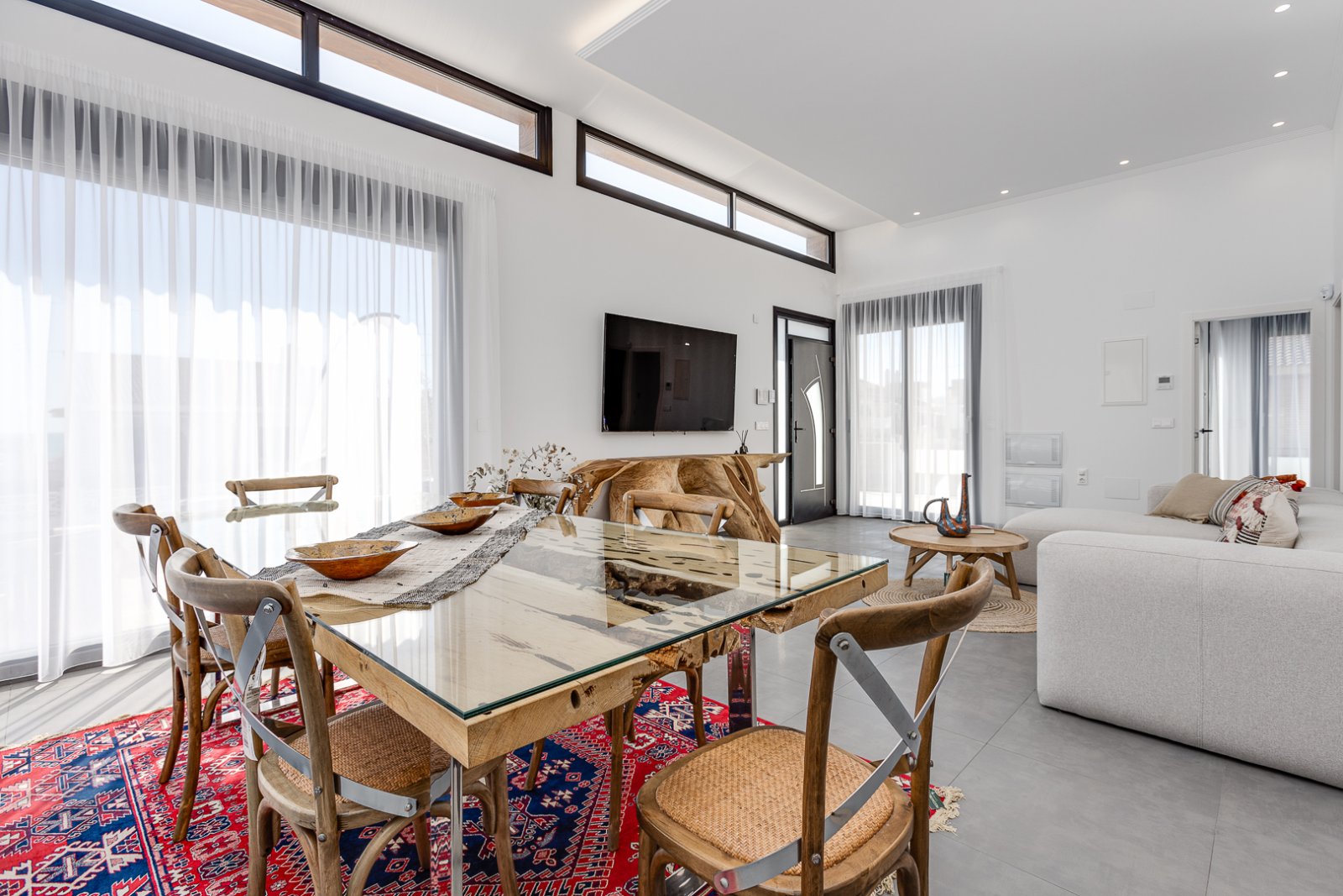  In der charmanten Gegend von La Mata gelegen, bietet dieses exklusive Wohnangebot zwei unabhängige Immobilien, die sich durch ihre Nähe zum Meer ausz