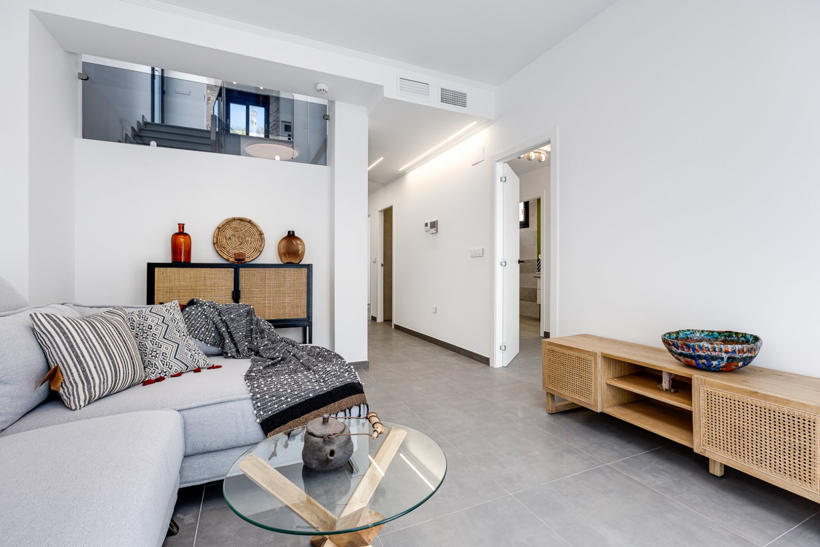  In der charmanten Gegend von La Mata gelegen, bietet dieses exklusive Wohnangebot zwei unabhängige Immobilien, die sich durch ihre Nähe zum Meer ausz