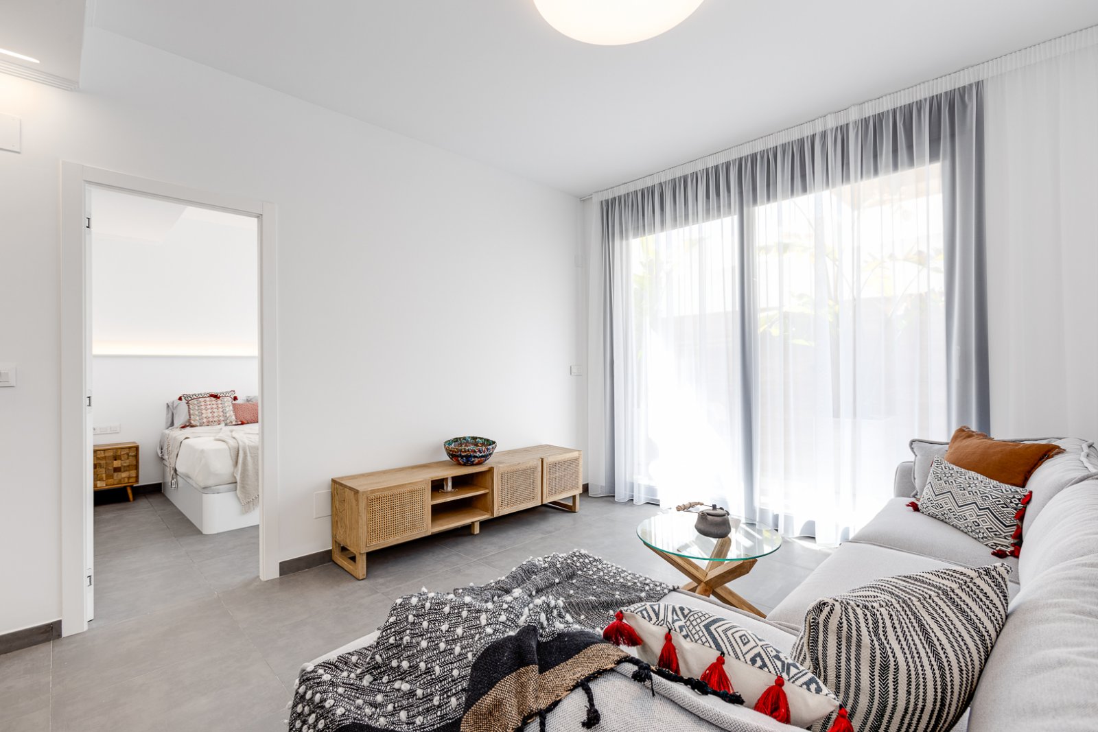  In der charmanten Gegend von La Mata gelegen, bietet dieses exklusive Wohnangebot zwei unabhängige Immobilien, die sich durch ihre Nähe zum Meer ausz