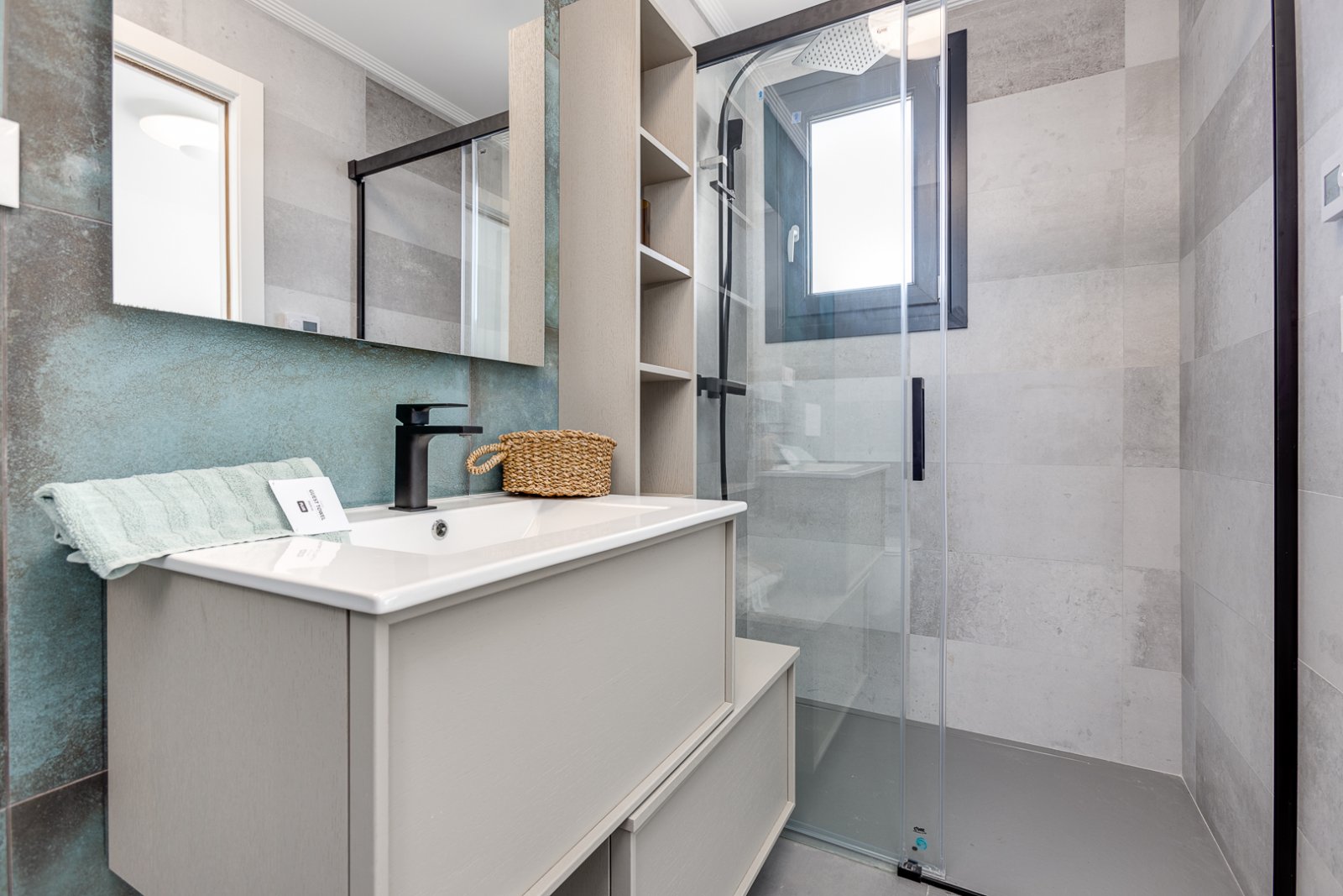  In der charmanten Gegend von La Mata gelegen, bietet dieses exklusive Wohnangebot zwei unabhängige Immobilien, die sich durch ihre Nähe zum Meer ausz