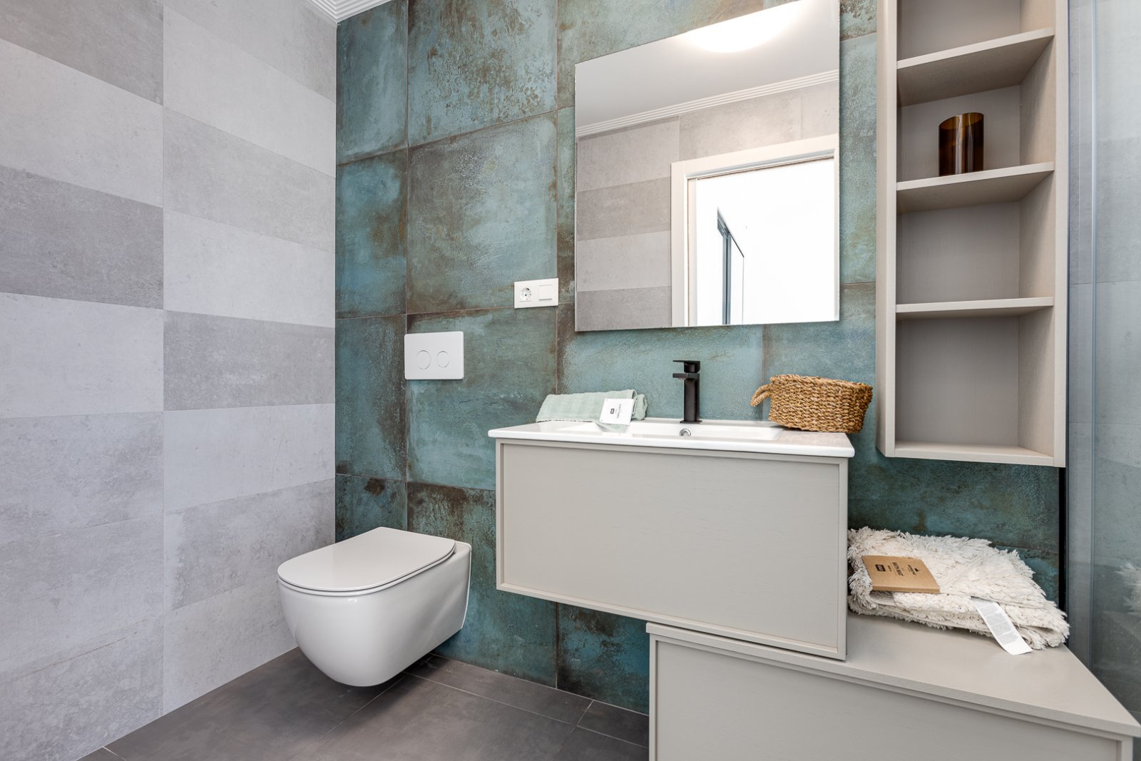  In der charmanten Gegend von La Mata gelegen, bietet dieses exklusive Wohnangebot zwei unabhängige Immobilien, die sich durch ihre Nähe zum Meer ausz