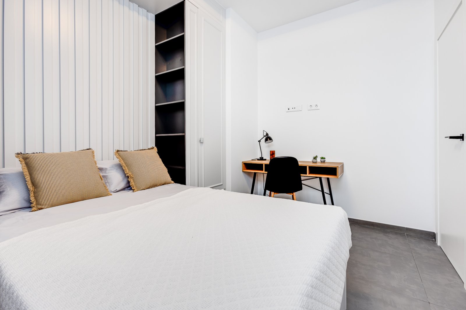  In der charmanten Gegend von La Mata gelegen, bietet dieses exklusive Wohnangebot zwei unabhängige Immobilien, die sich durch ihre Nähe zum Meer ausz